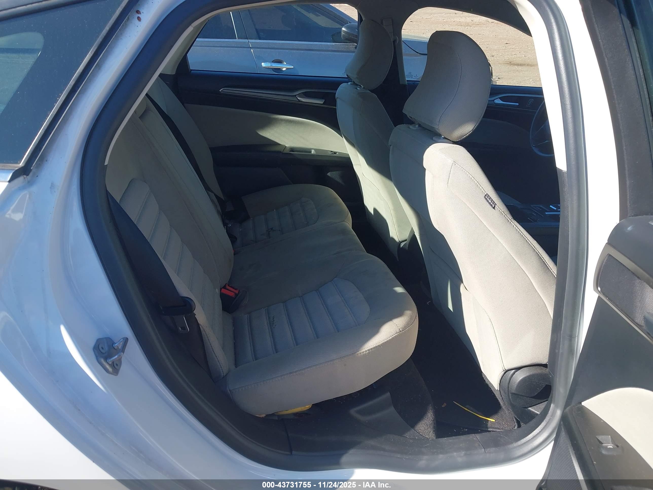 FORD FUSION image 8