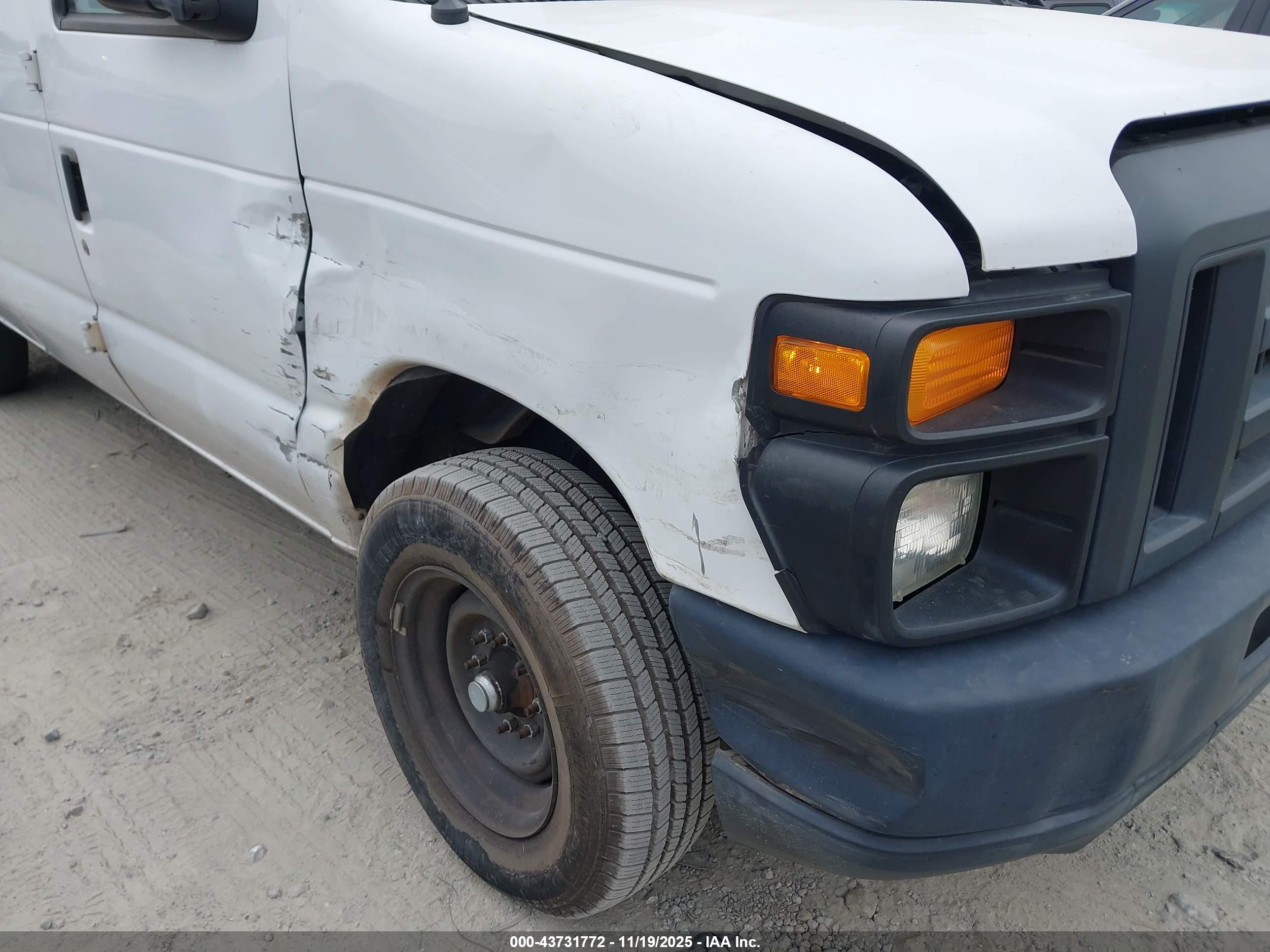 FORD E-150 image 6