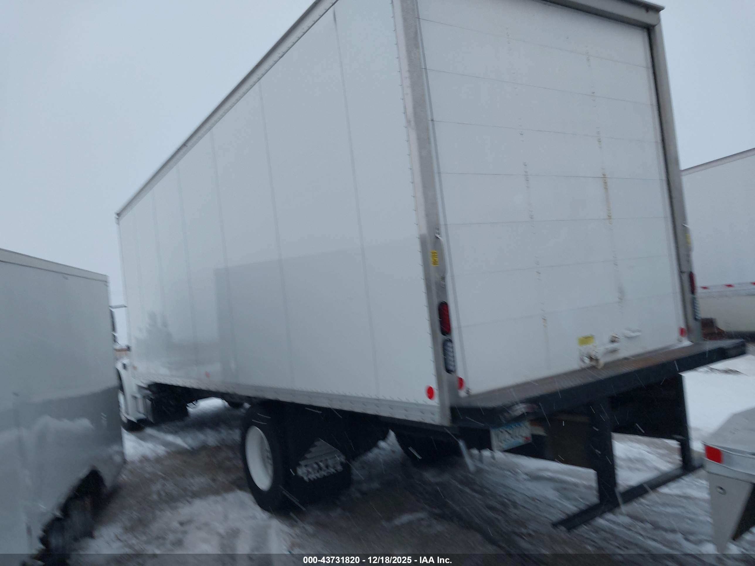 FREIGHTLINER M2 image 3