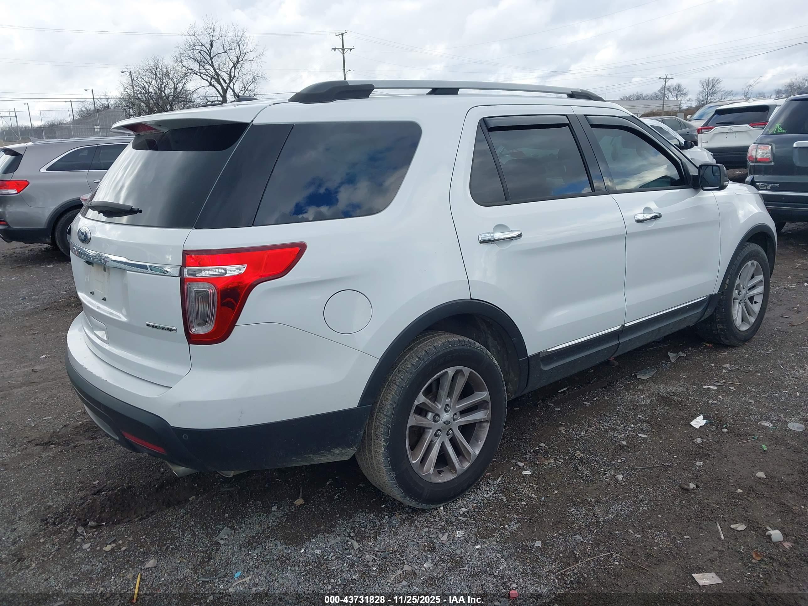 FORD EXPLORER image 4