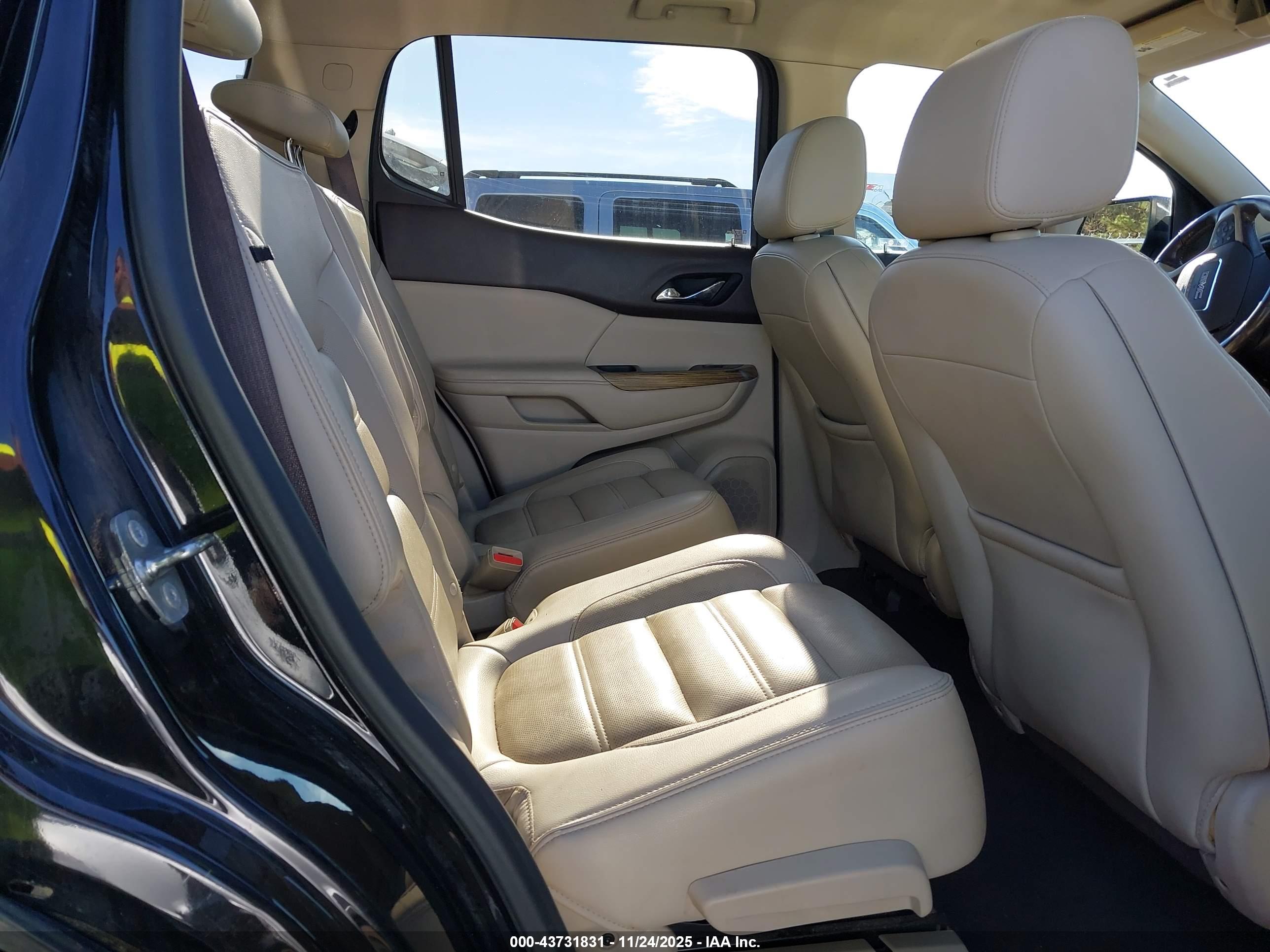 GMC ACADIA image 8