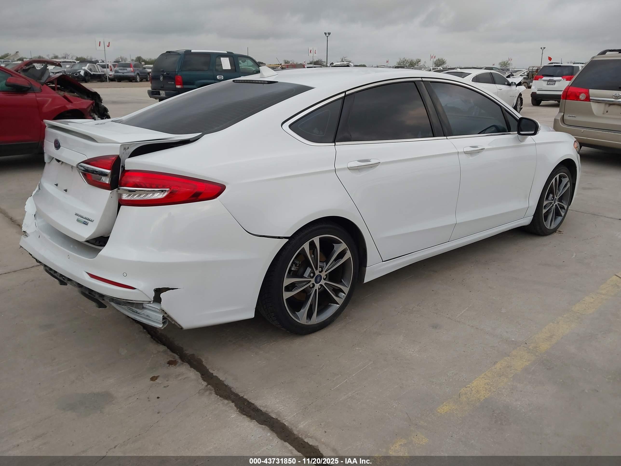 FORD FUSION image 4