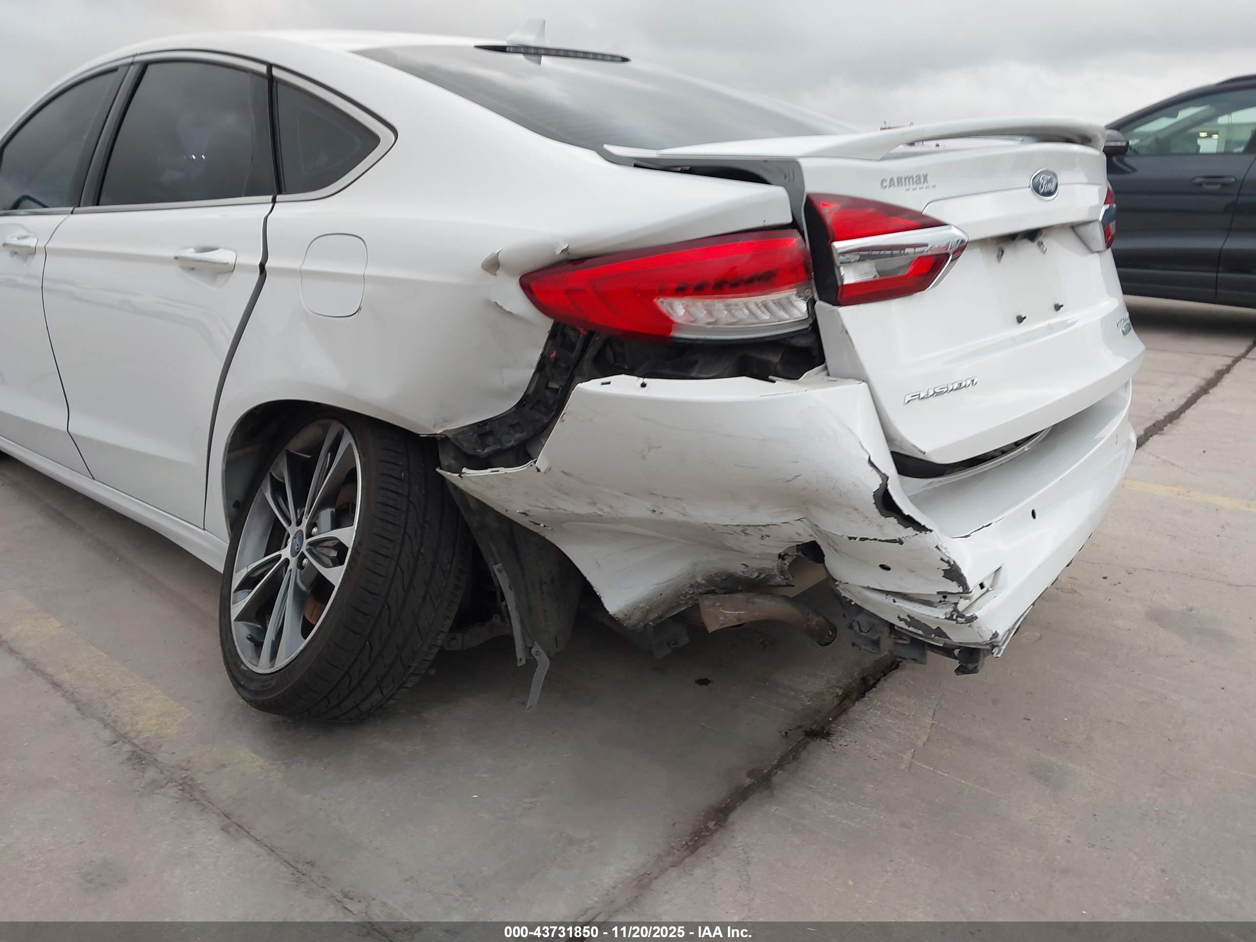 FORD FUSION image 6