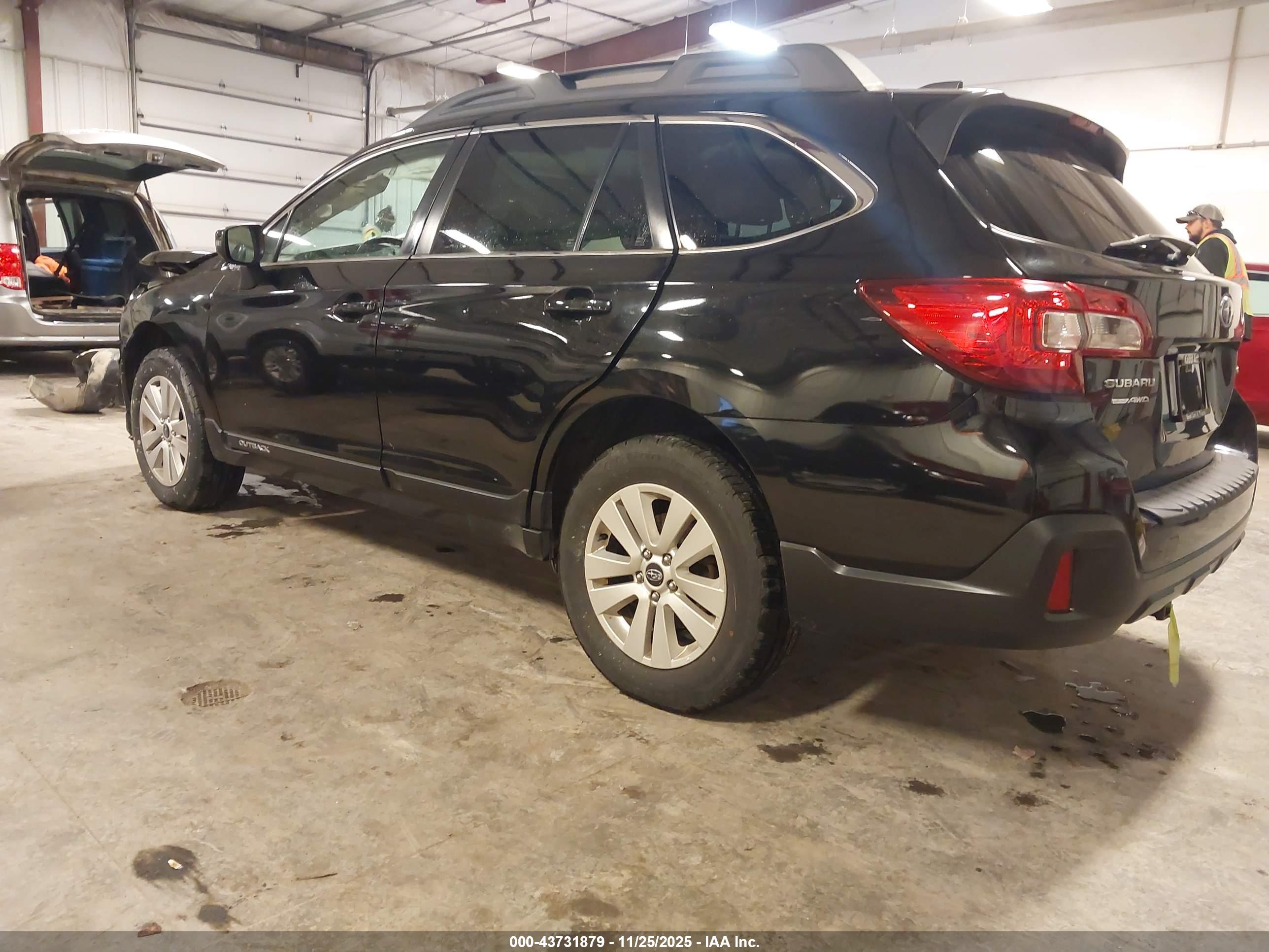 SUBARU OUTBACK image 3