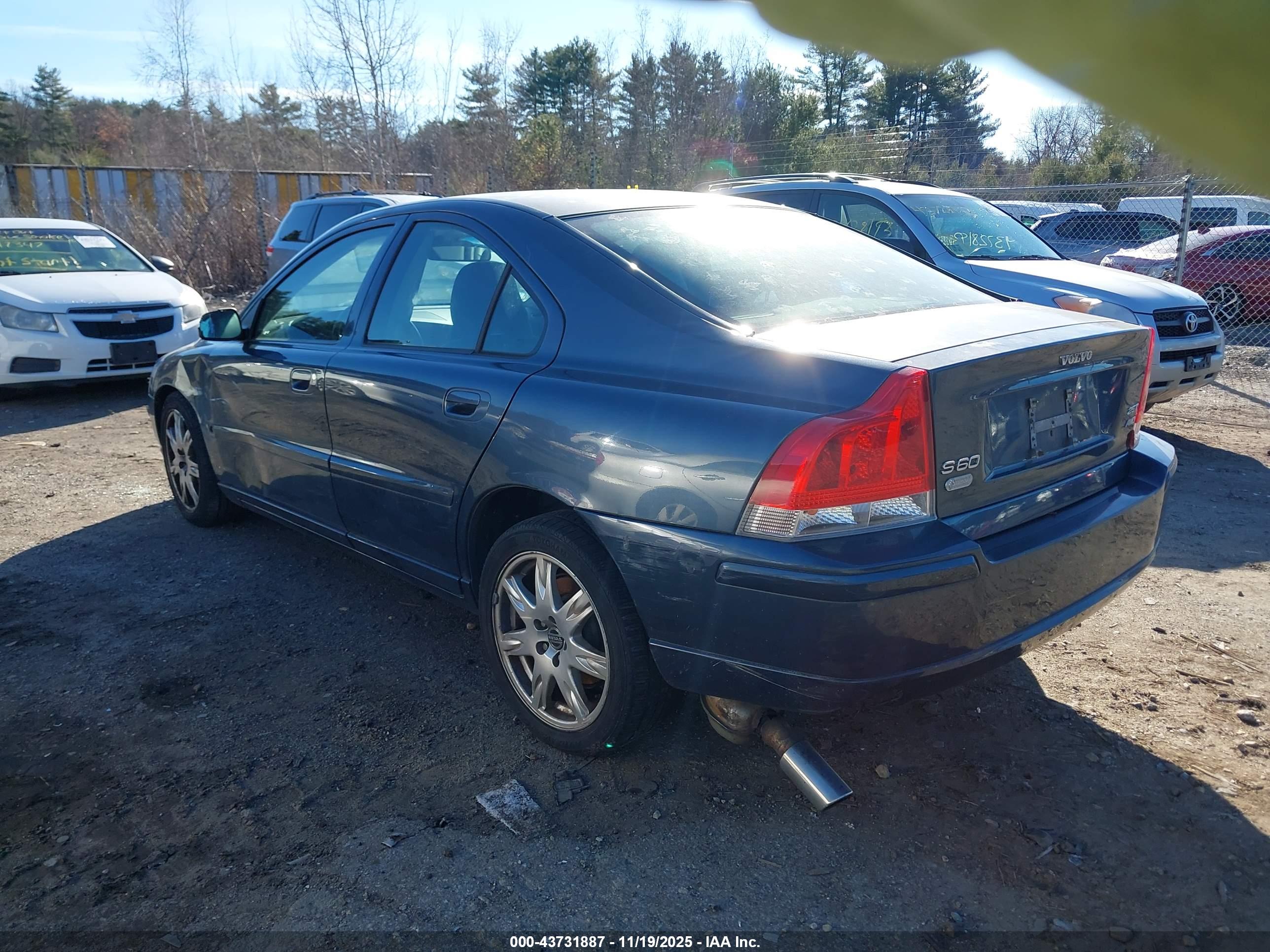 VOLVO S60 image 3