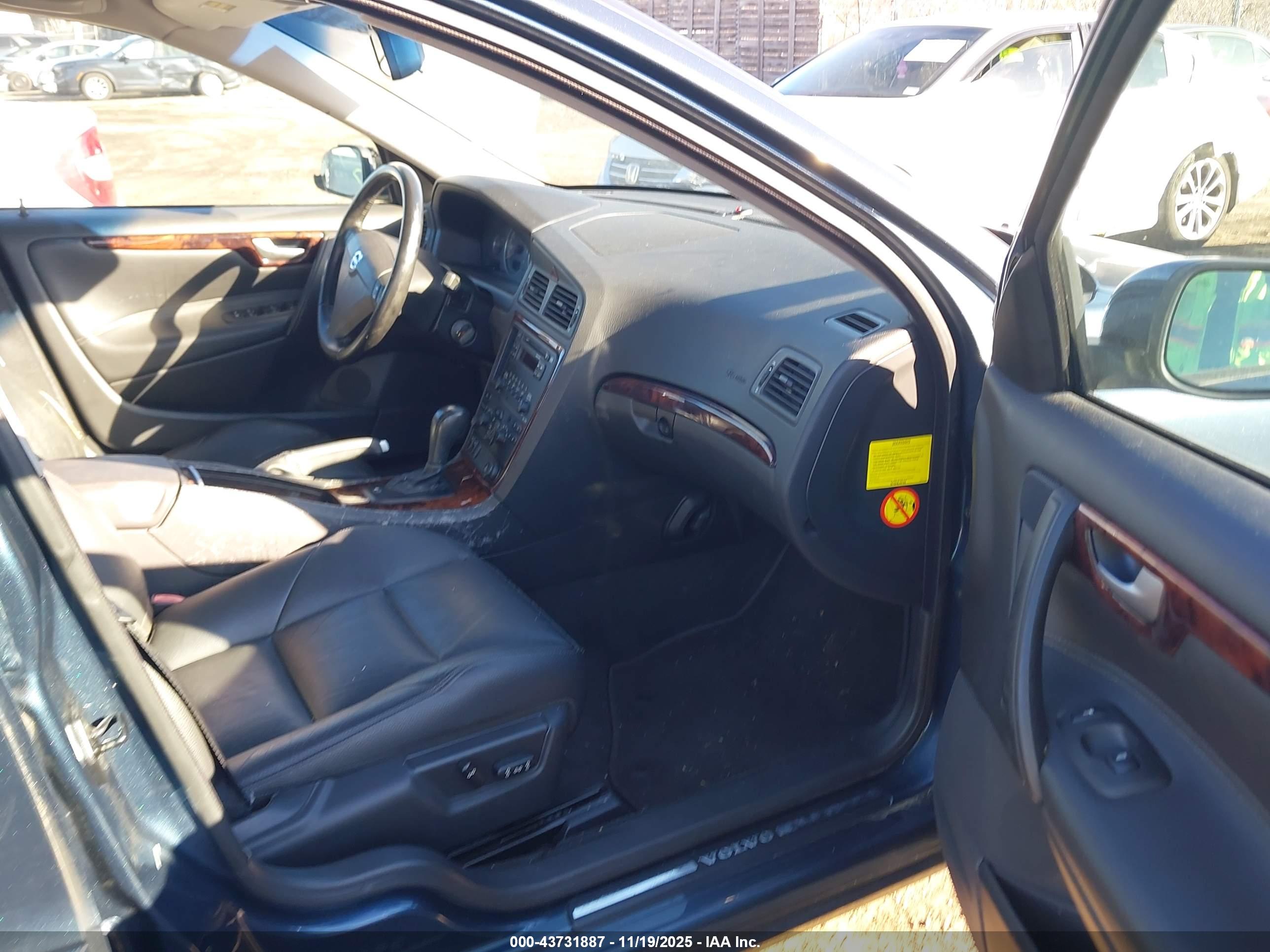 VOLVO S60 image 5
