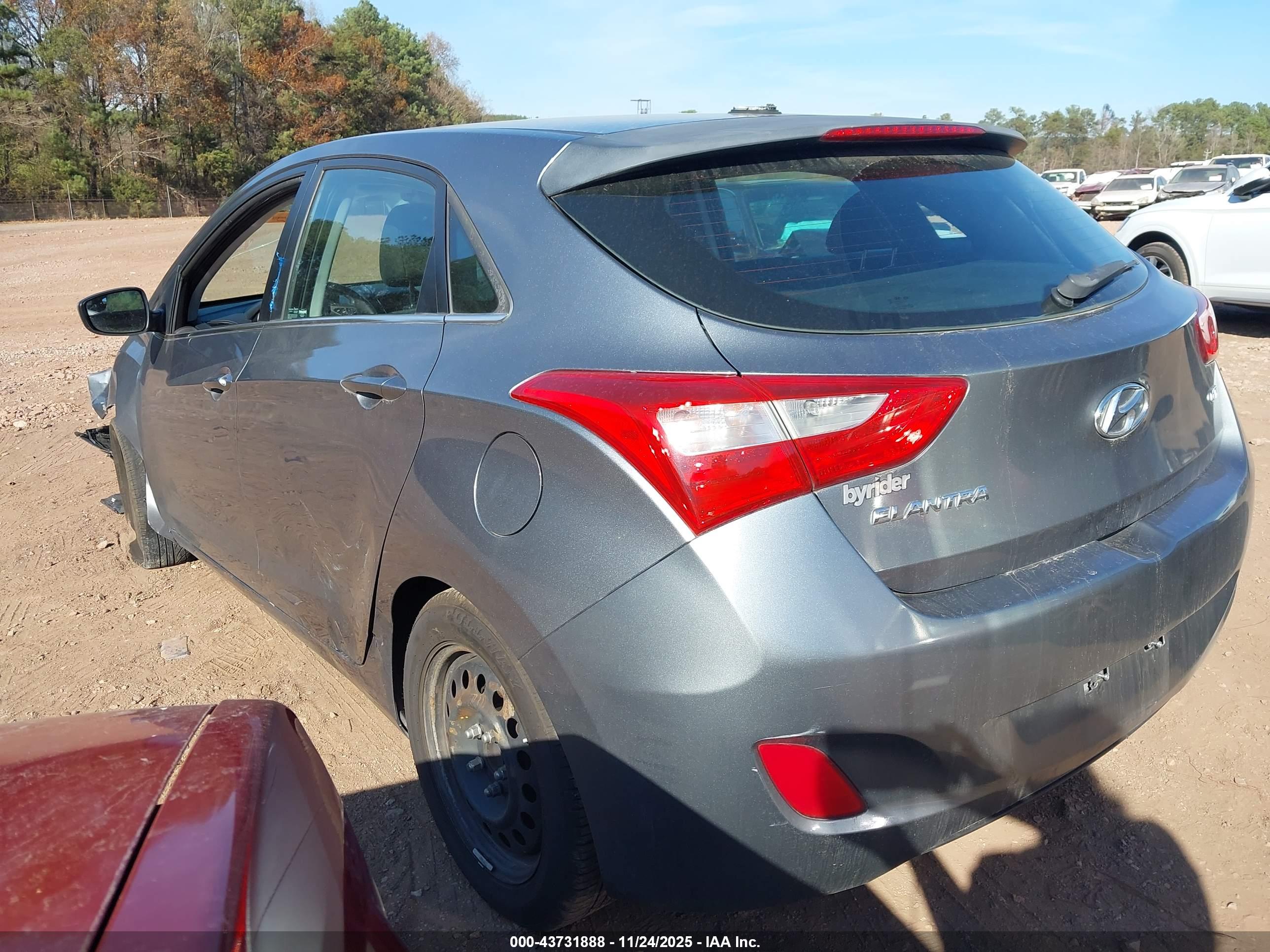 HYUNDAI ELANTRA image 3