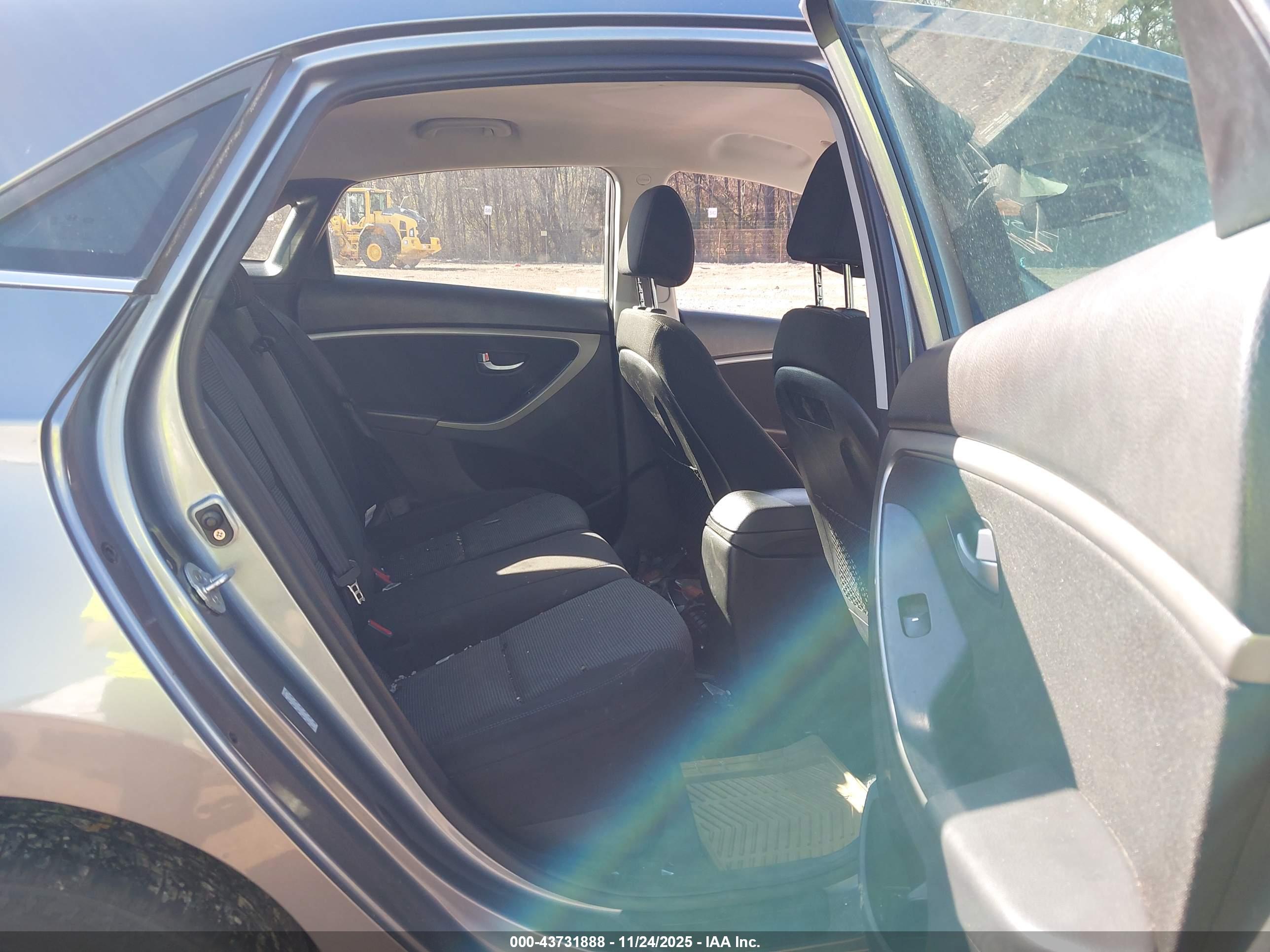 HYUNDAI ELANTRA image 8