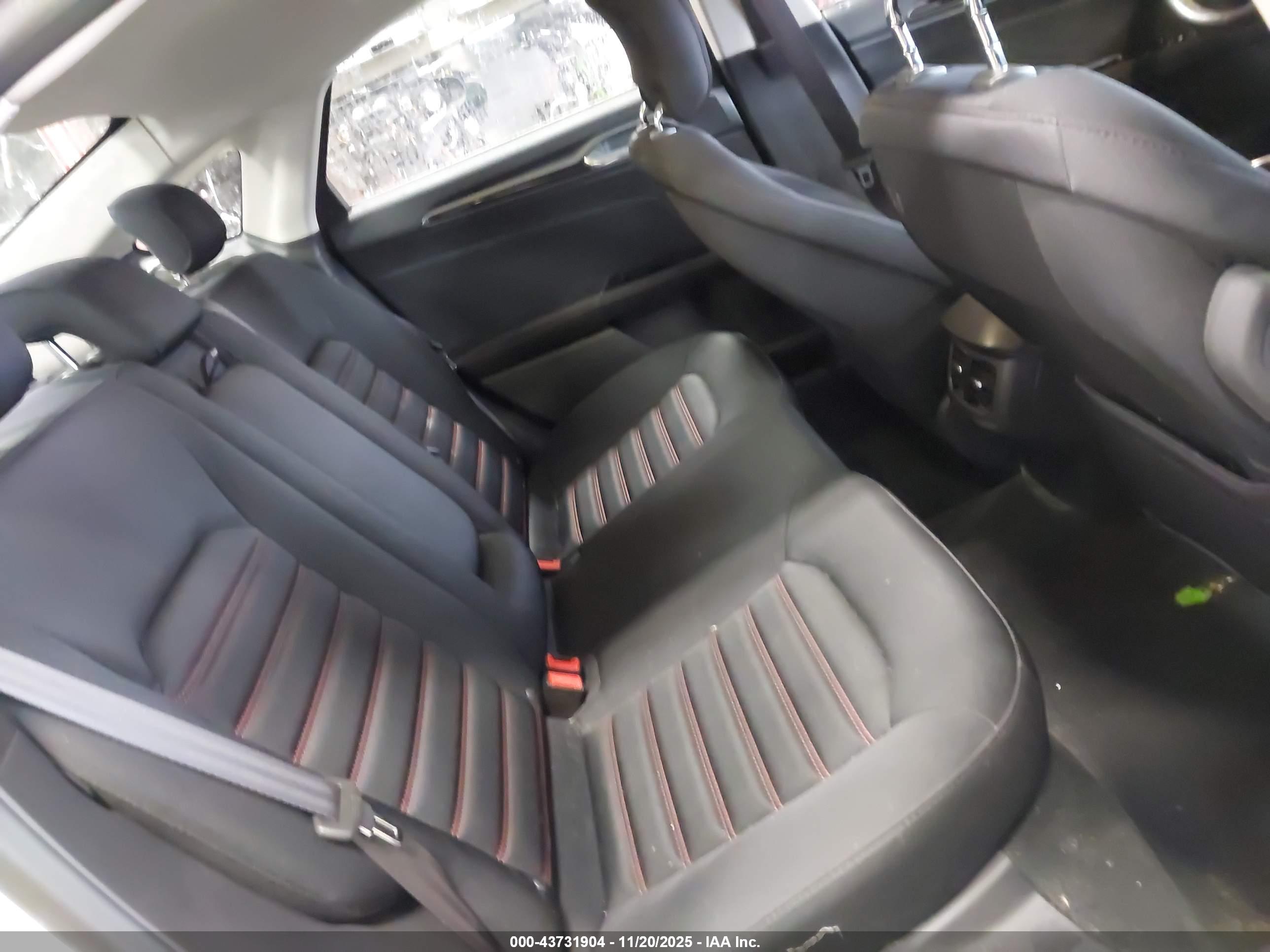 FORD FUSION image 8
