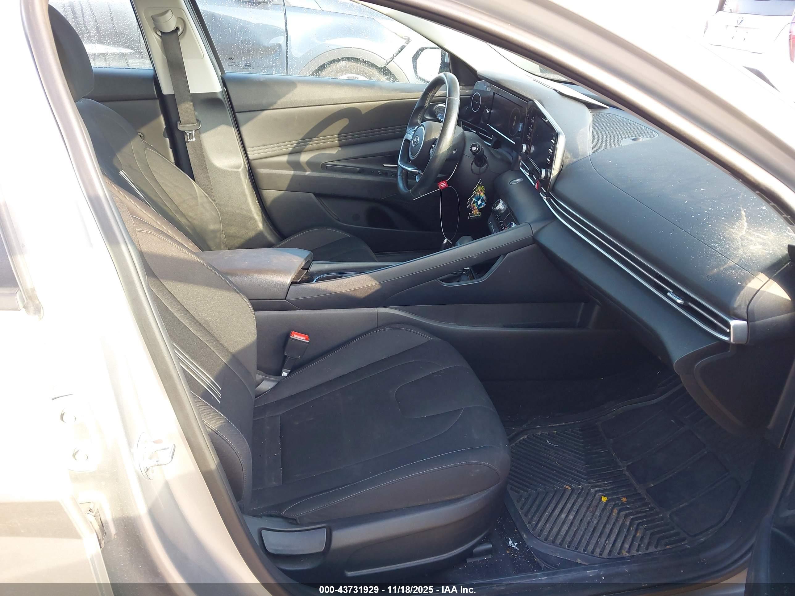 HYUNDAI ELANTRA image 5