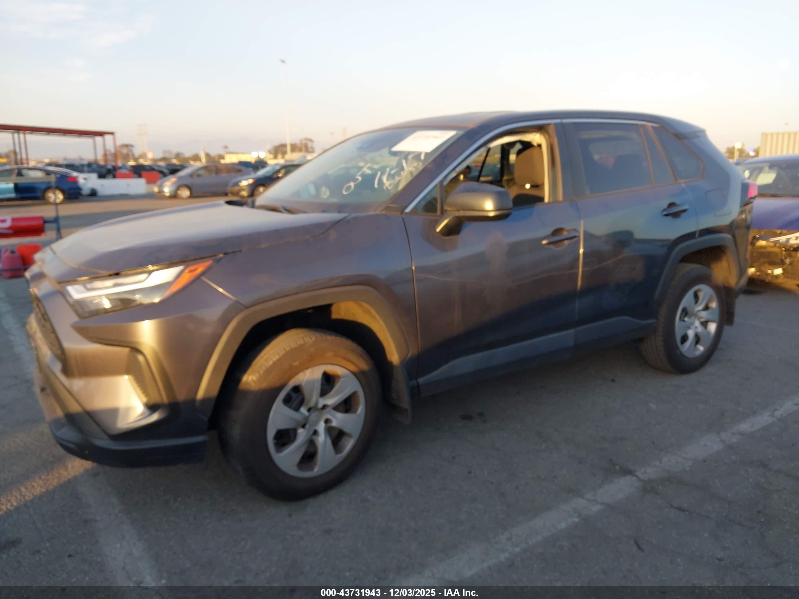TOYOTA RAV4 image 2