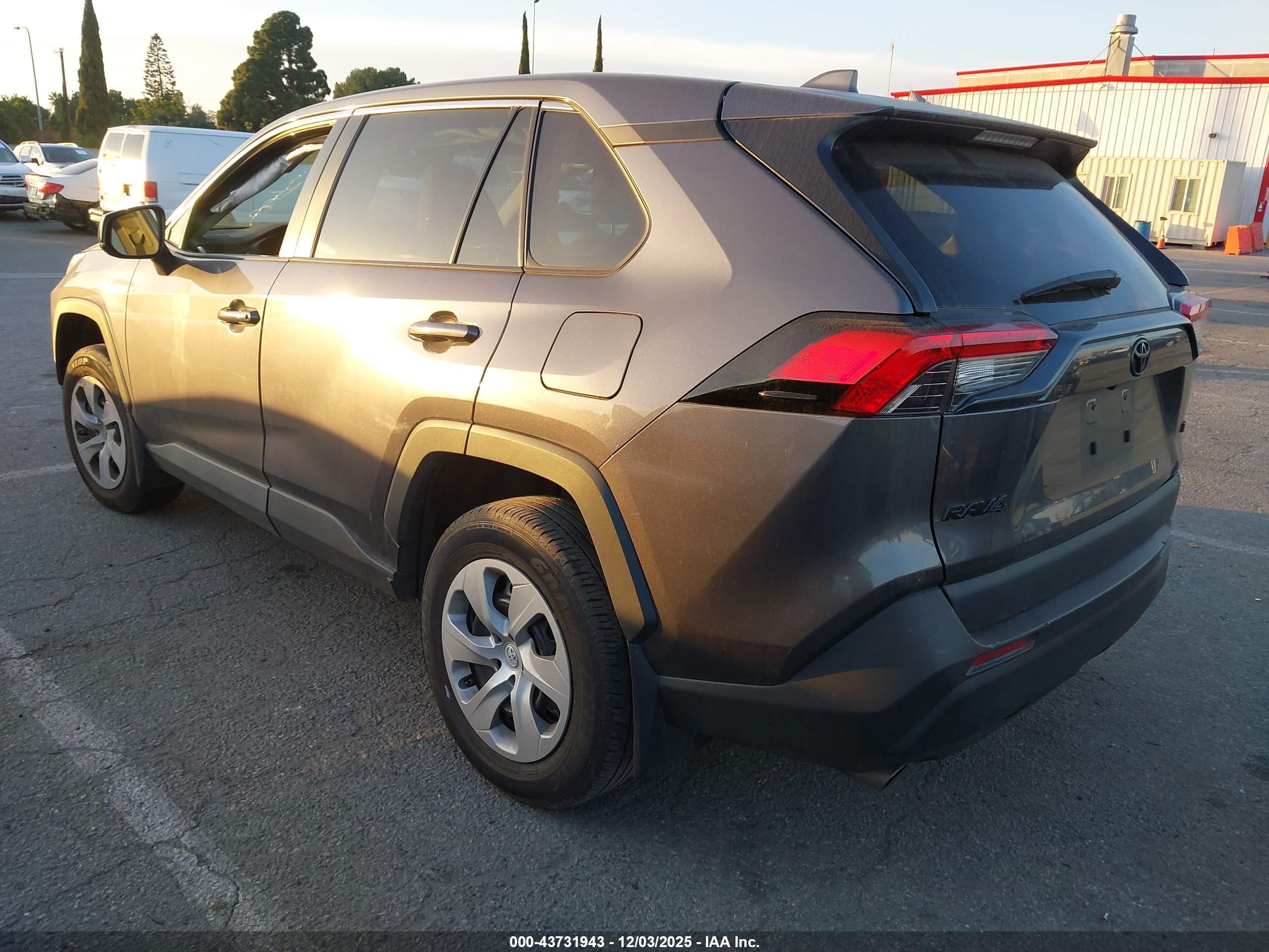 TOYOTA RAV4 image 3