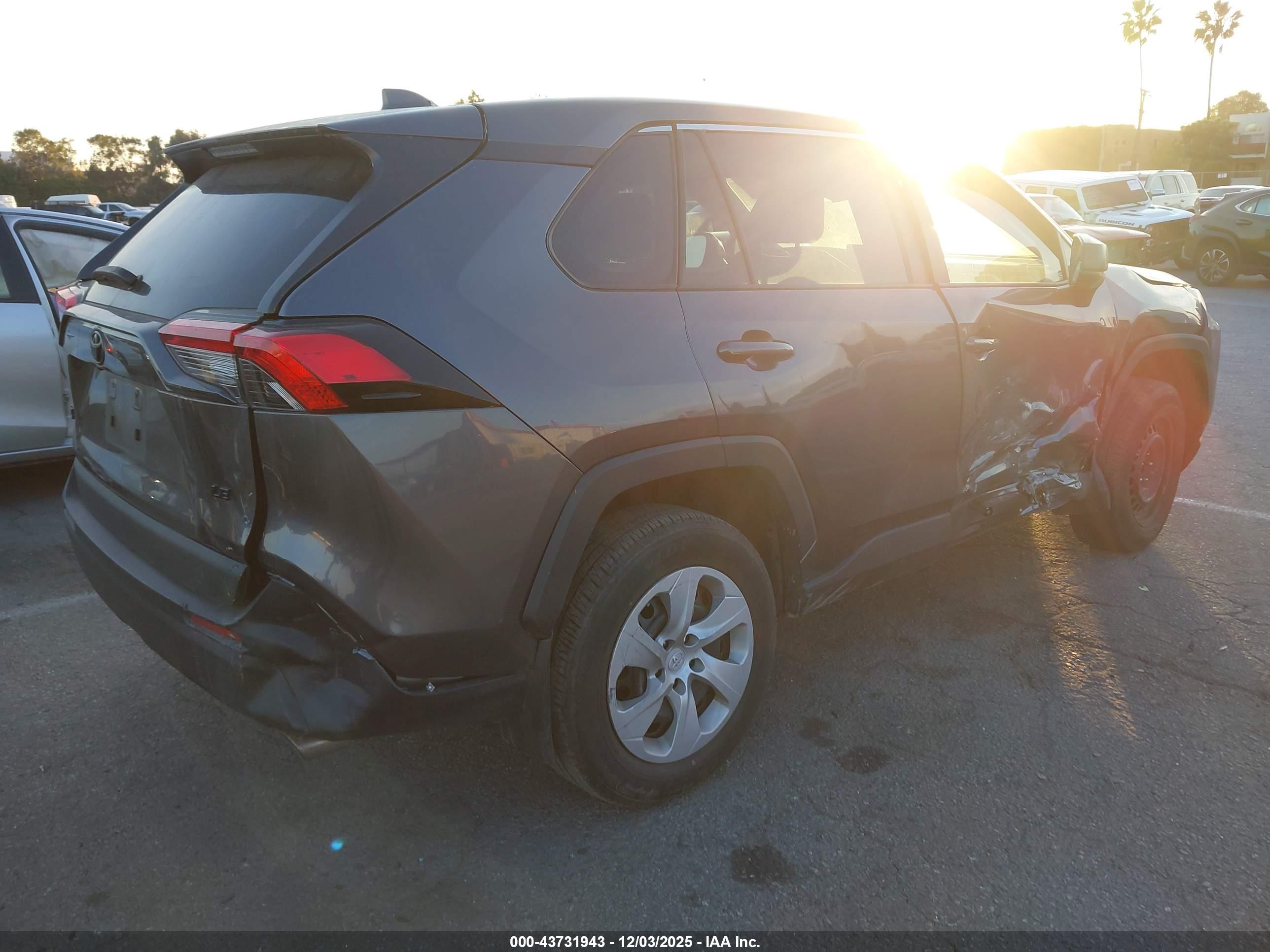 TOYOTA RAV4 image 4