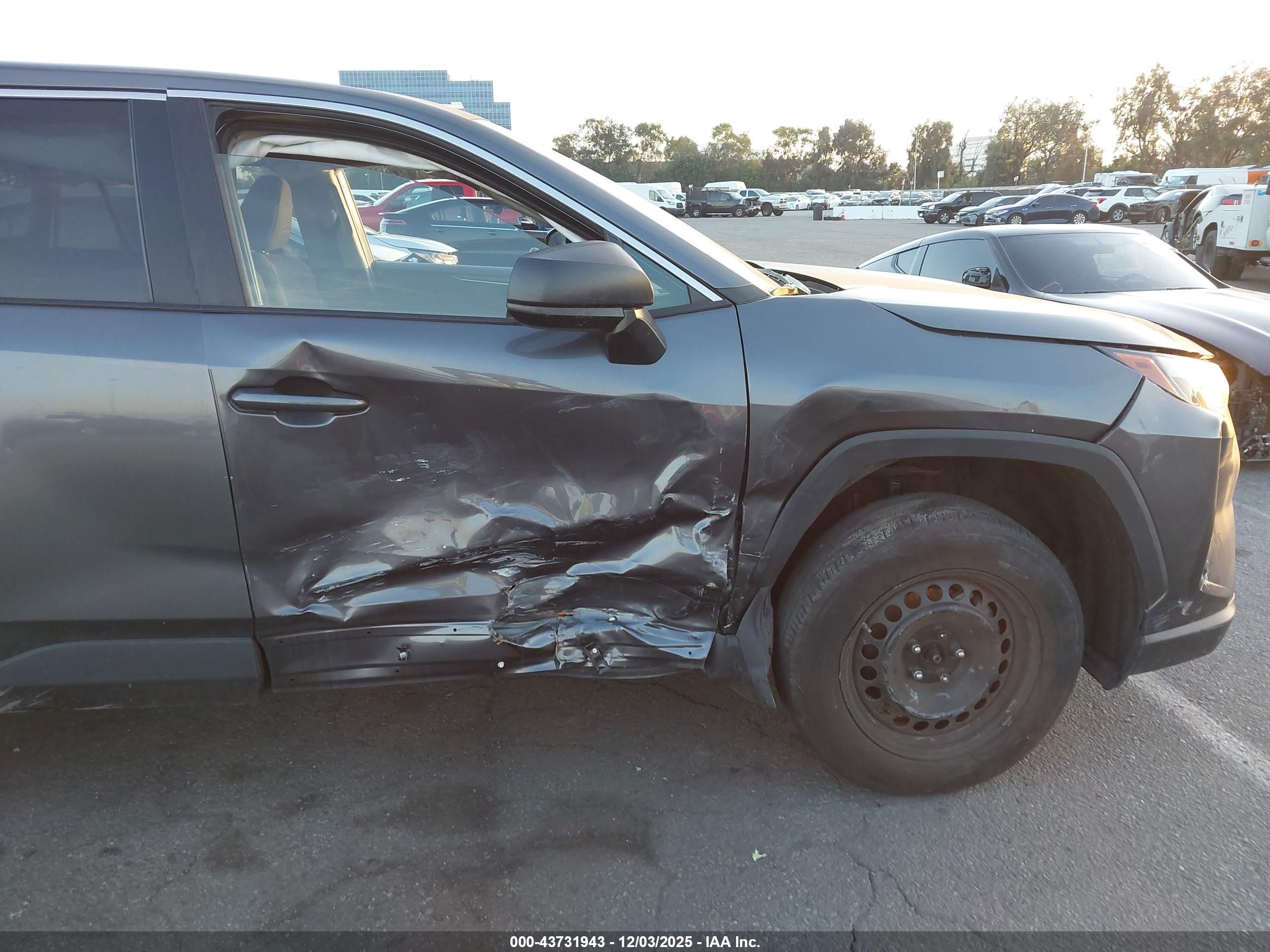 TOYOTA RAV4 image 6