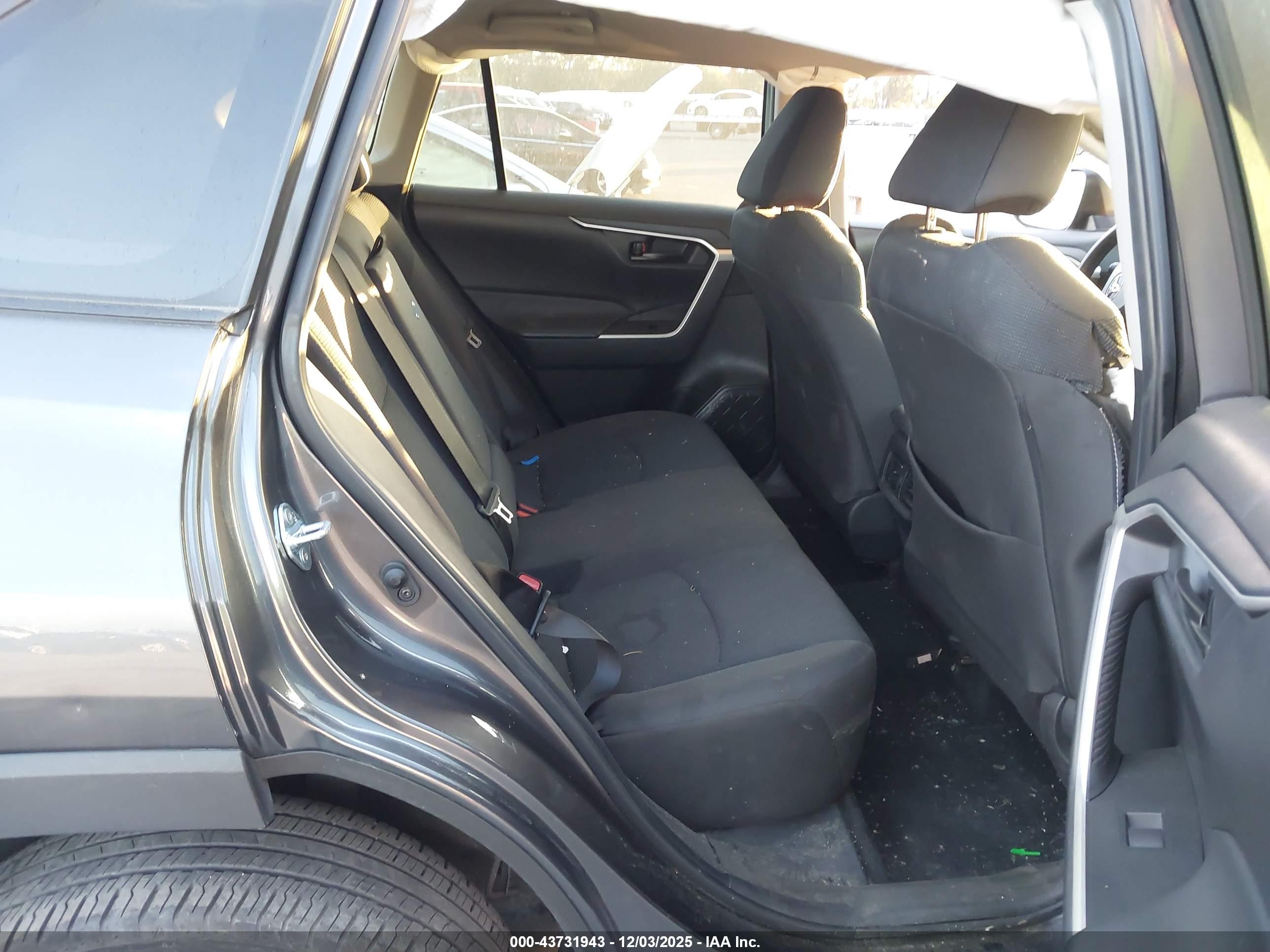 TOYOTA RAV4 image 8
