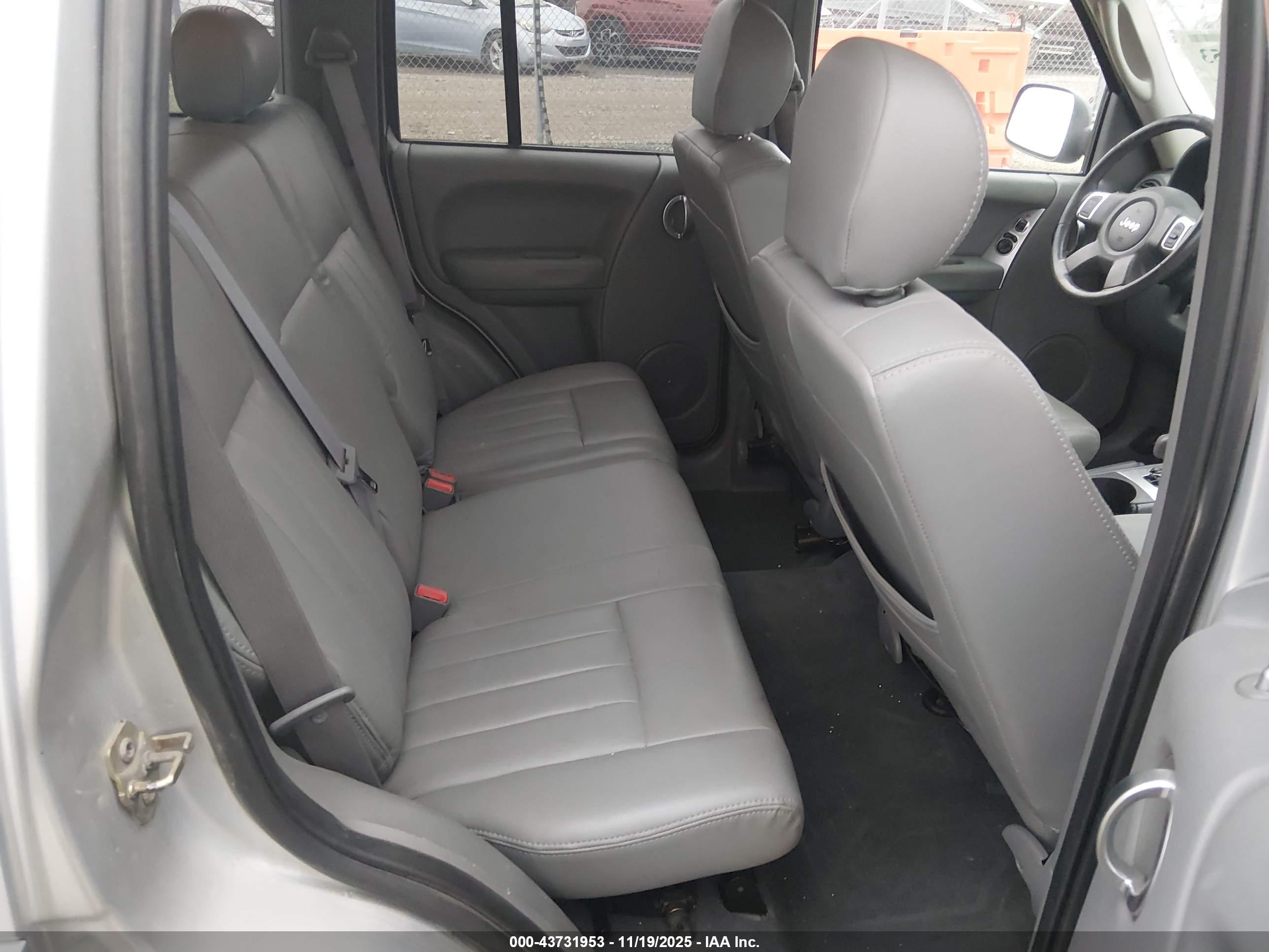 JEEP LIBERTY image 8