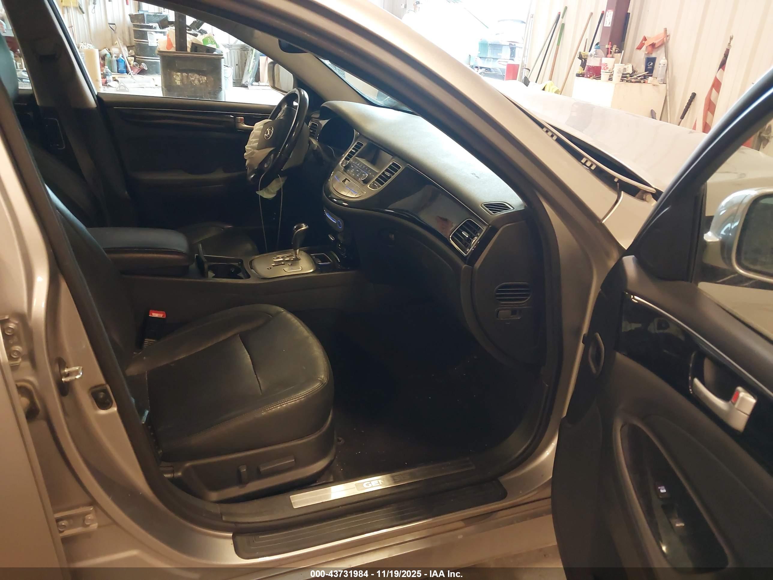 HYUNDAI GENESIS image 5