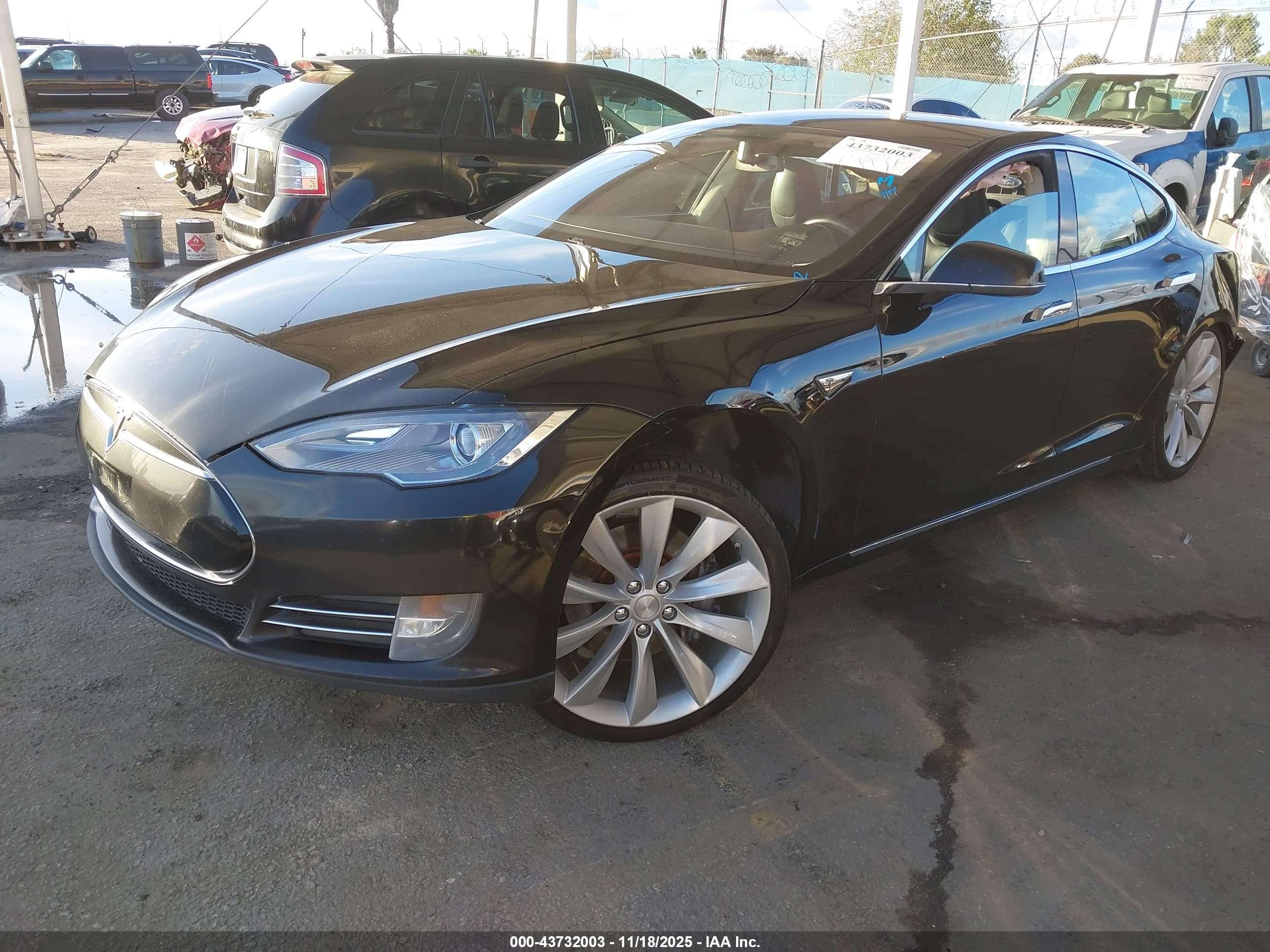 TESLA MODEL image 2