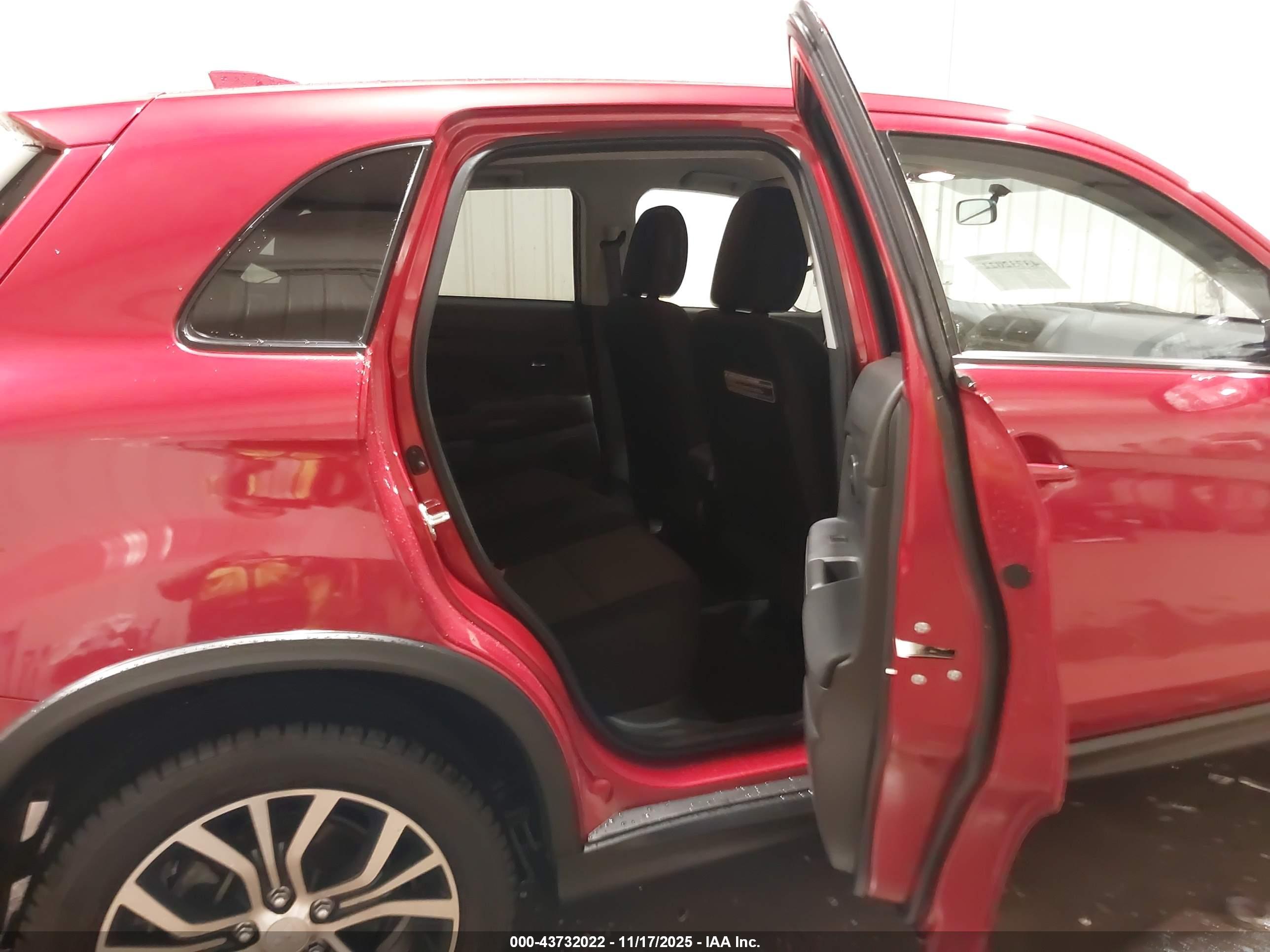 MITSUBISHI OUTLANDER image 8