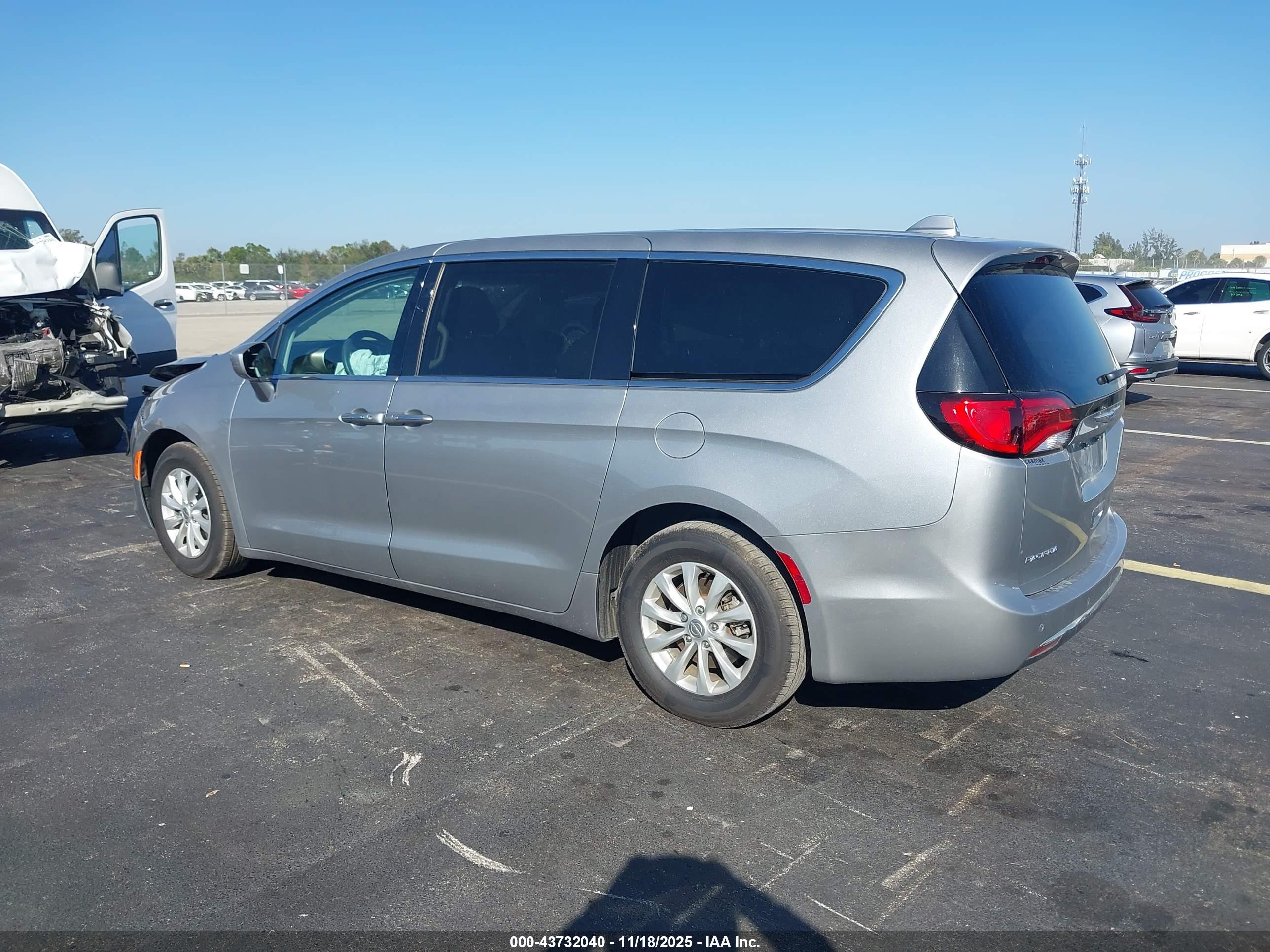 CHRYSLER PACIFICA image 3