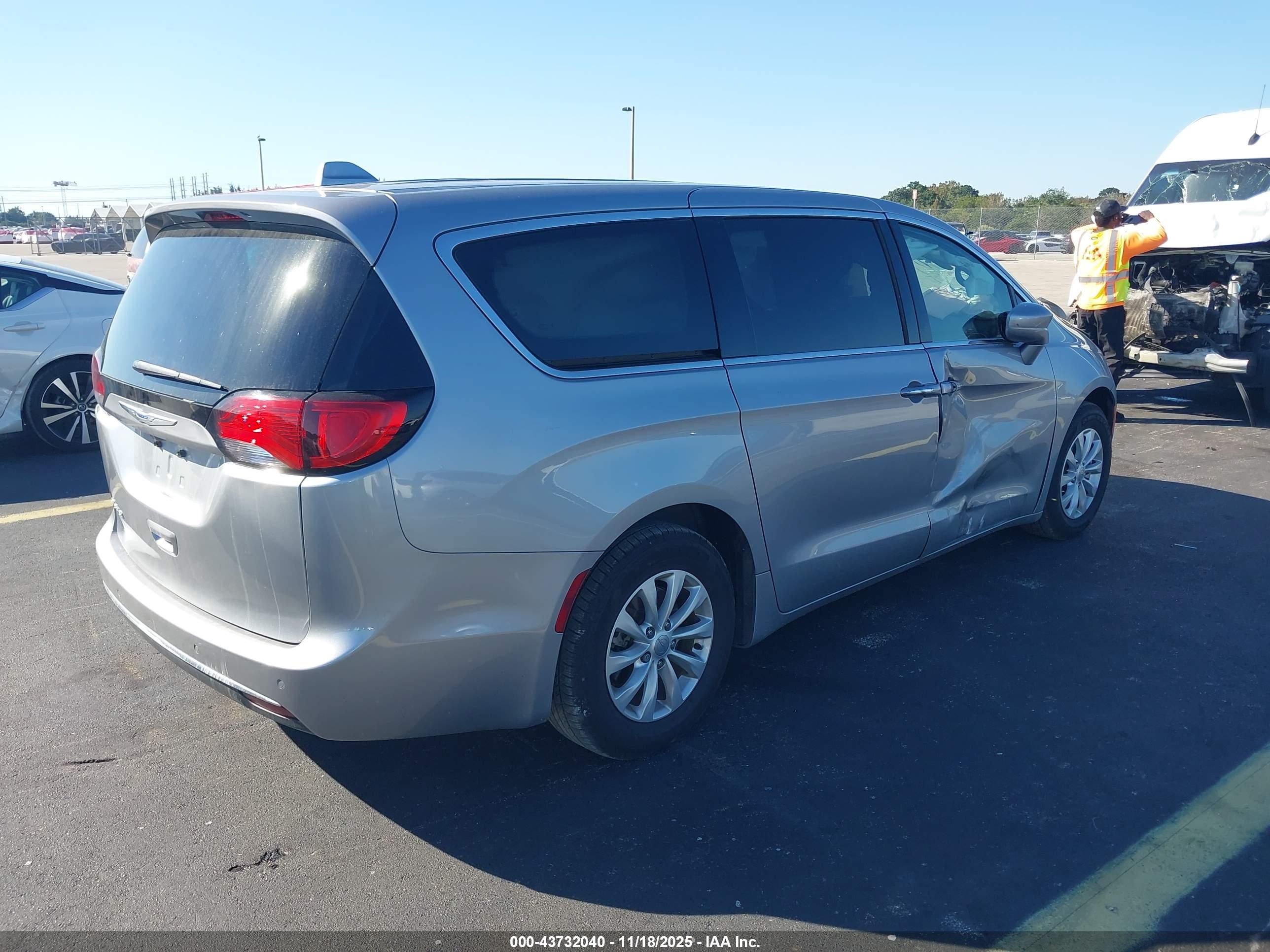 CHRYSLER PACIFICA image 4