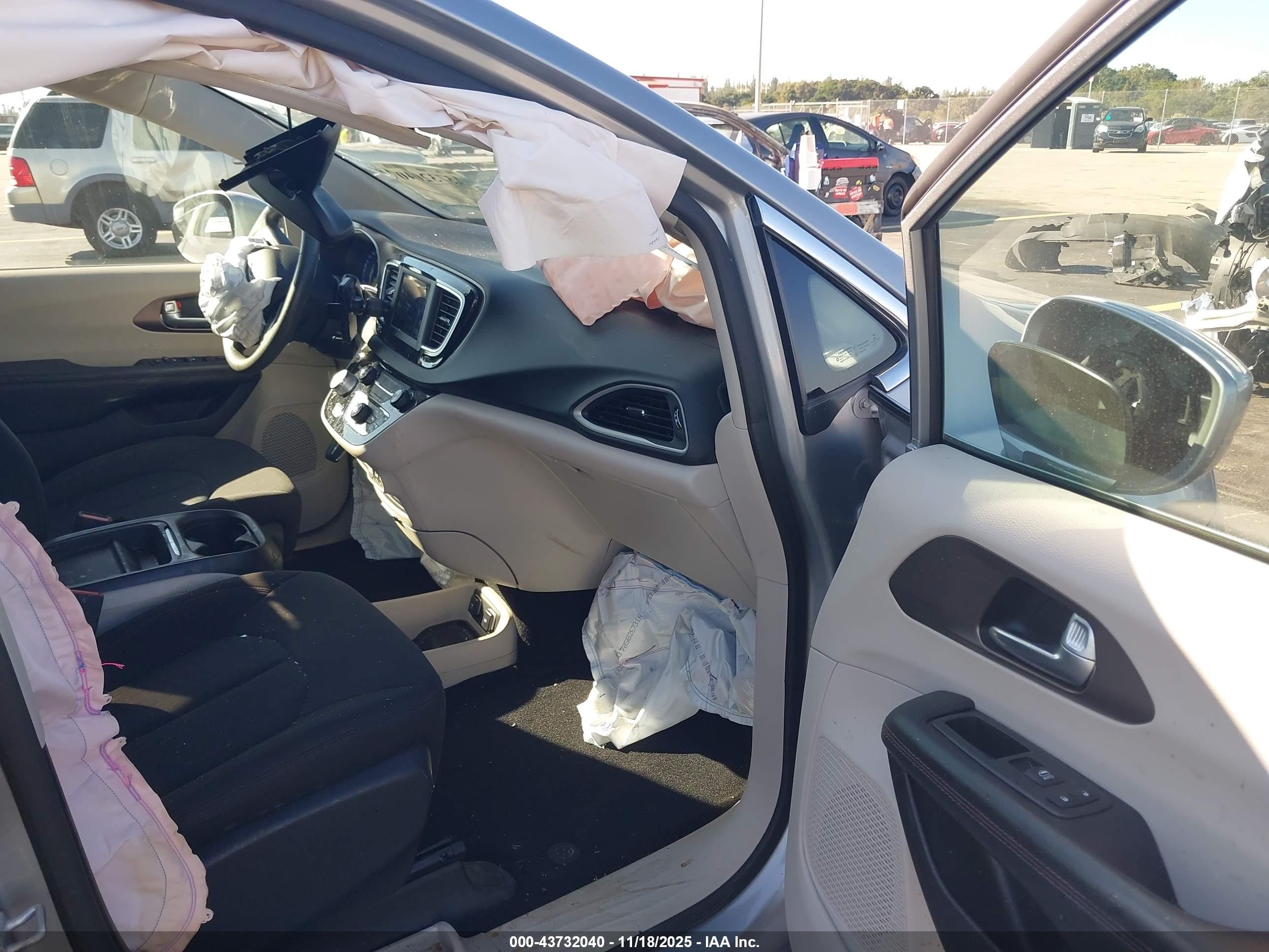 CHRYSLER PACIFICA image 5