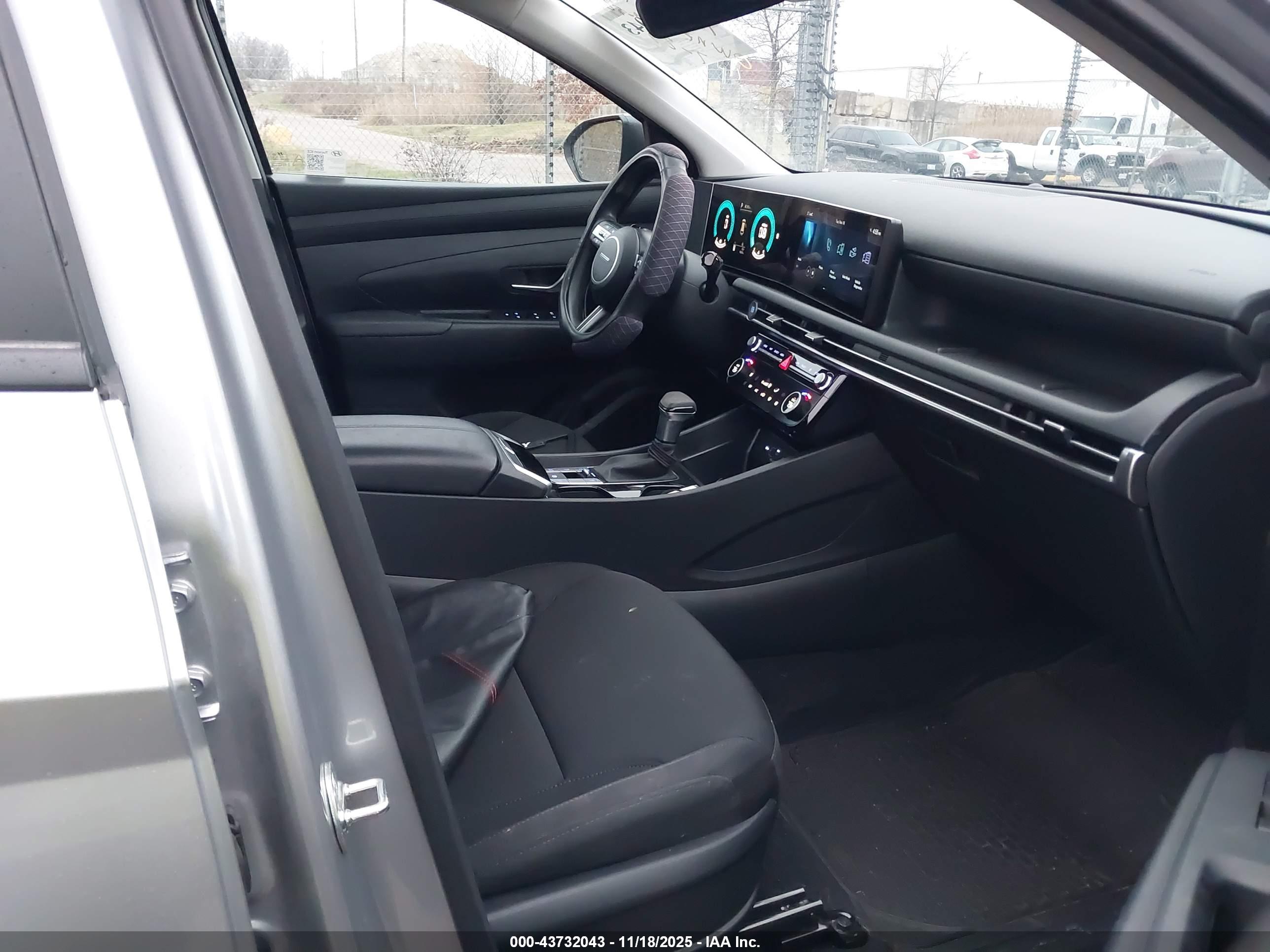 HYUNDAI TUCSON image 5