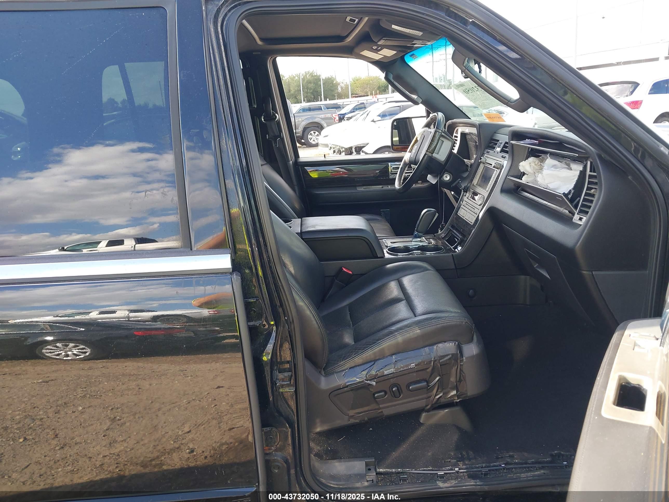 LINCOLN NAVIGATOR image 5