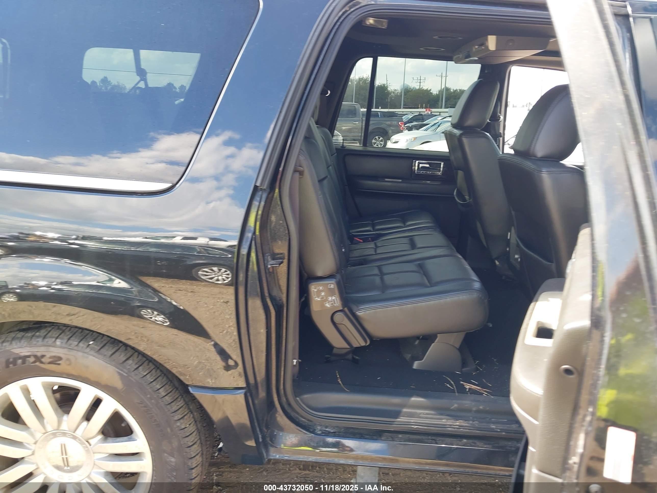 LINCOLN NAVIGATOR image 8