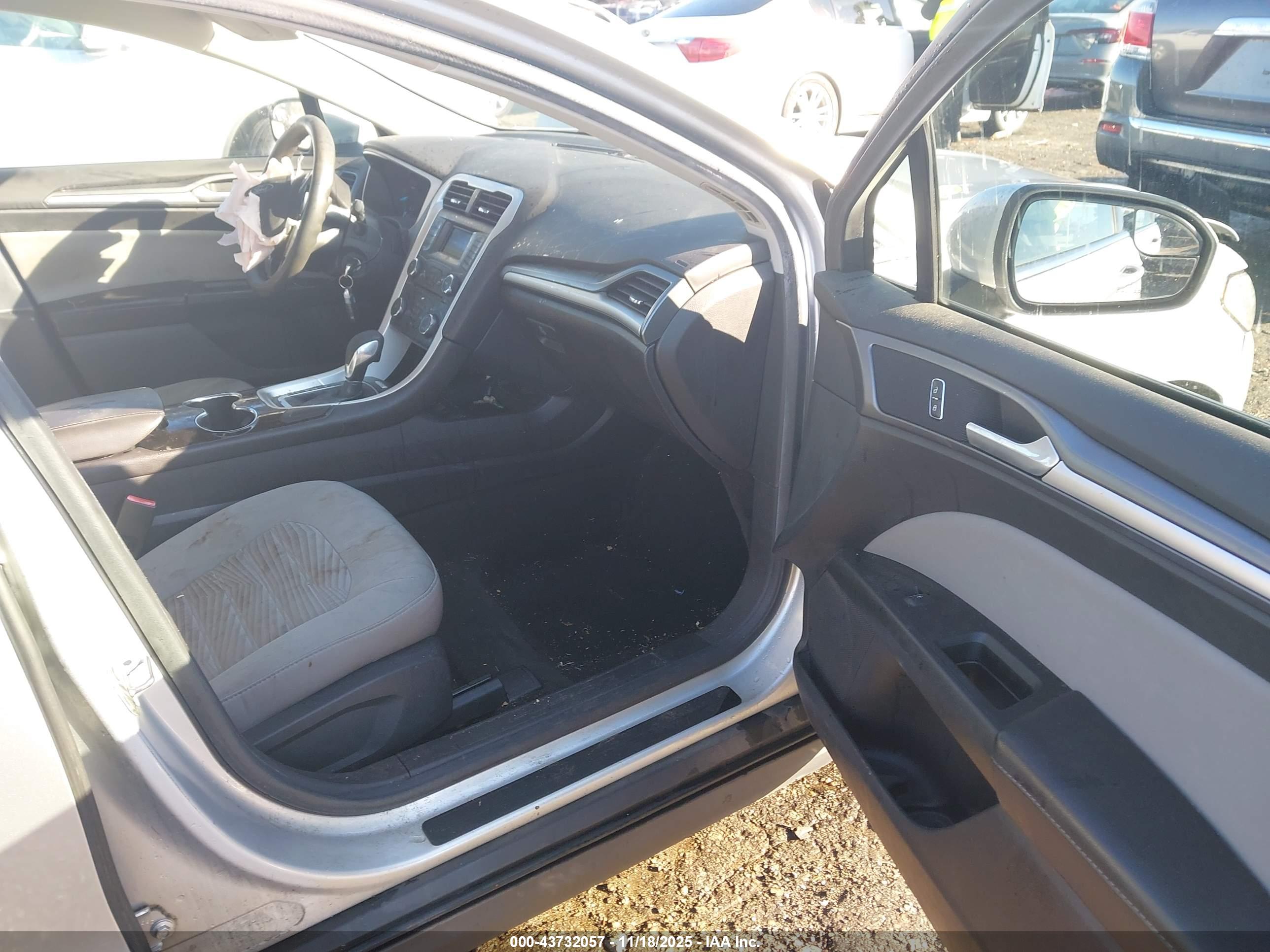FORD FUSION image 5
