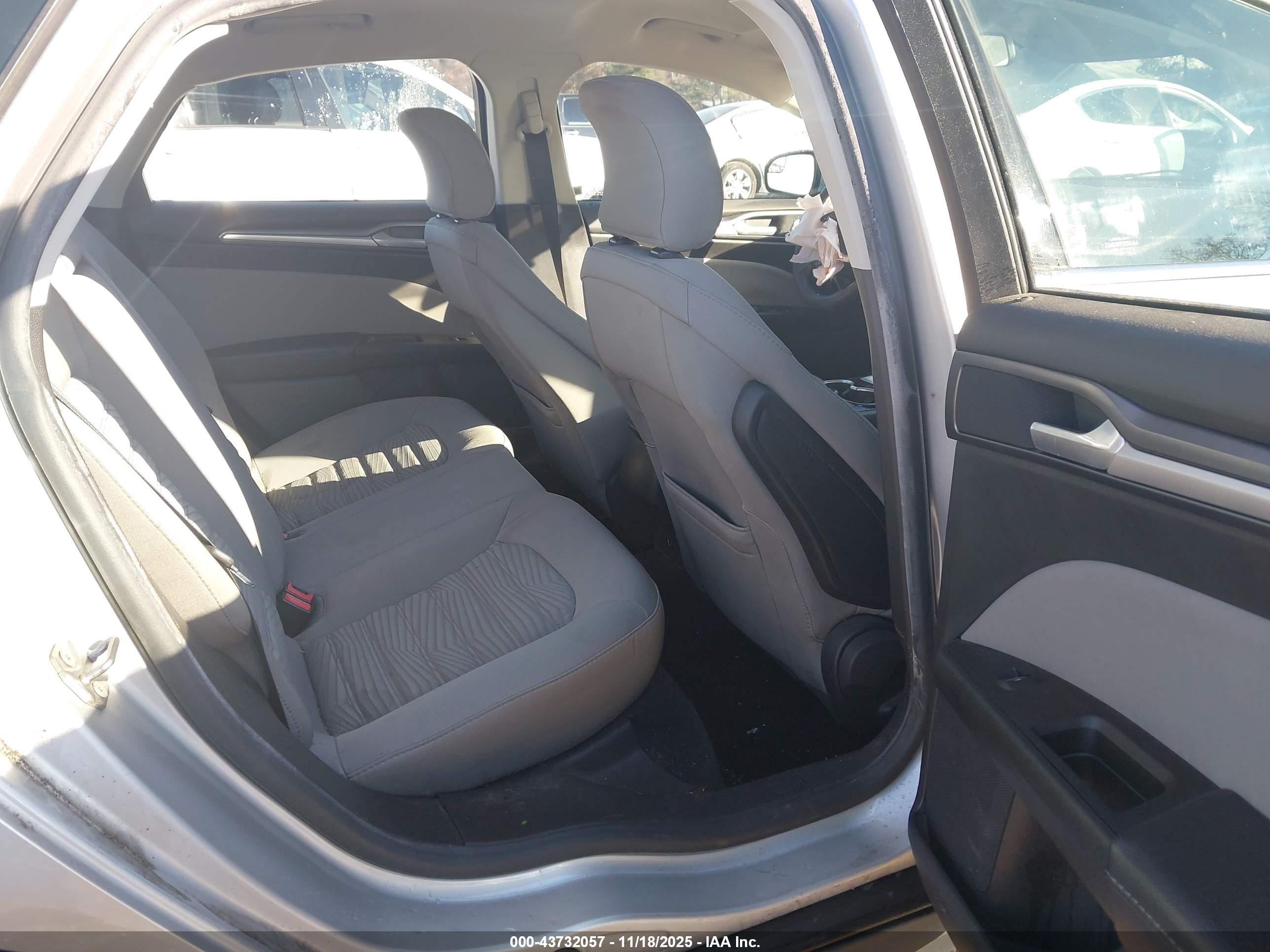 FORD FUSION image 8