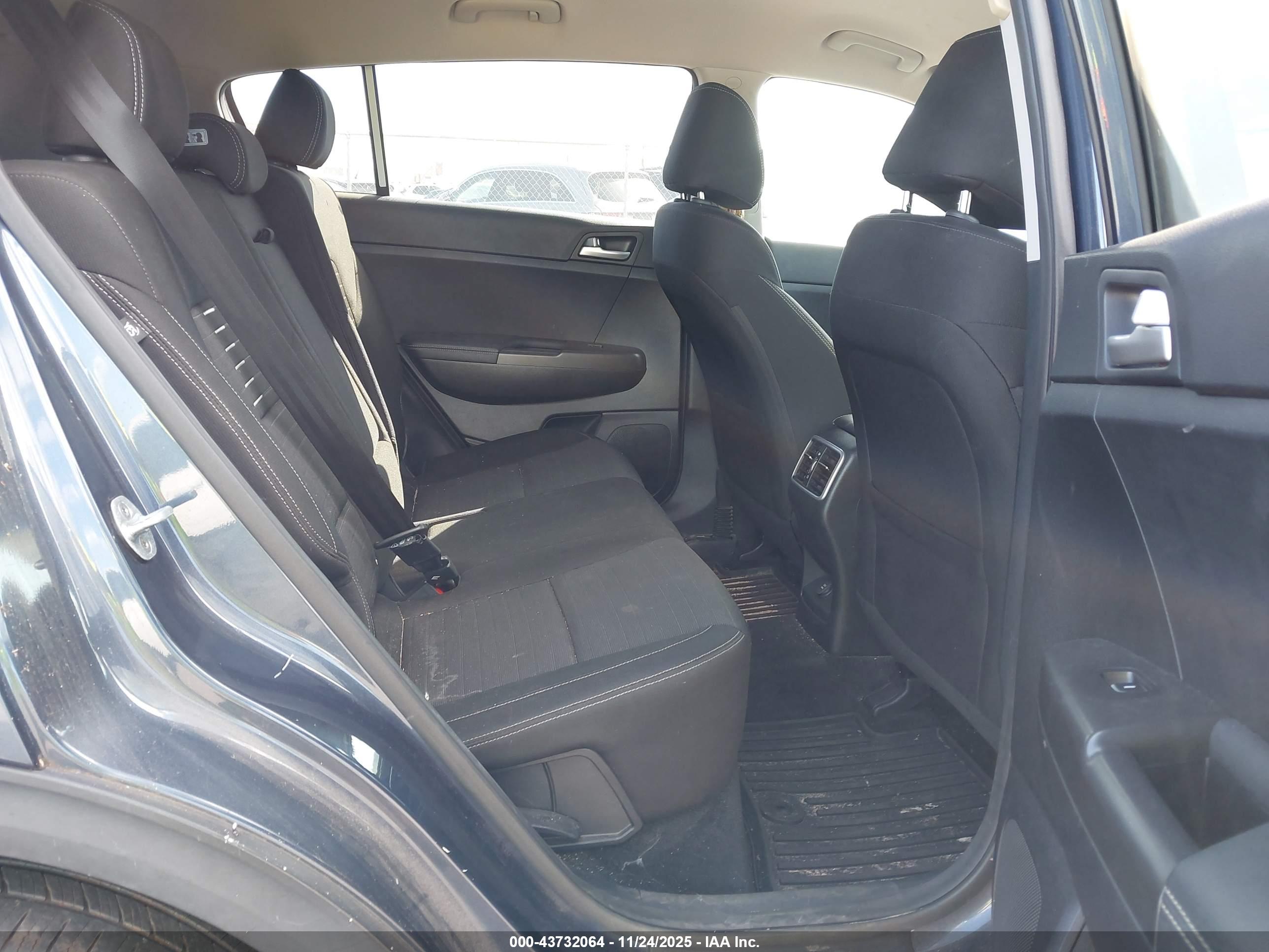 KIA SPORTAGE image 8