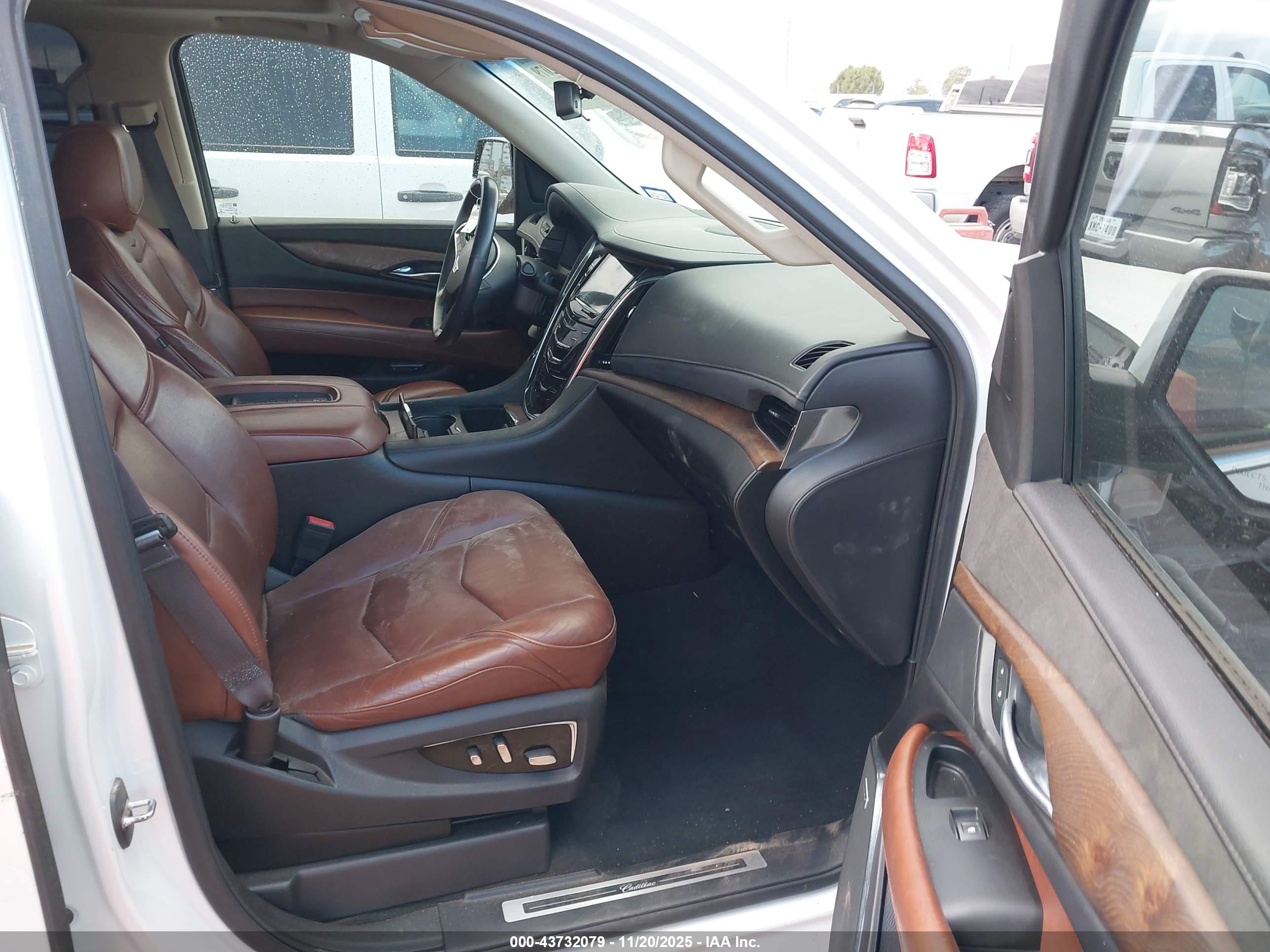 CADILLAC ESCALADE image 5