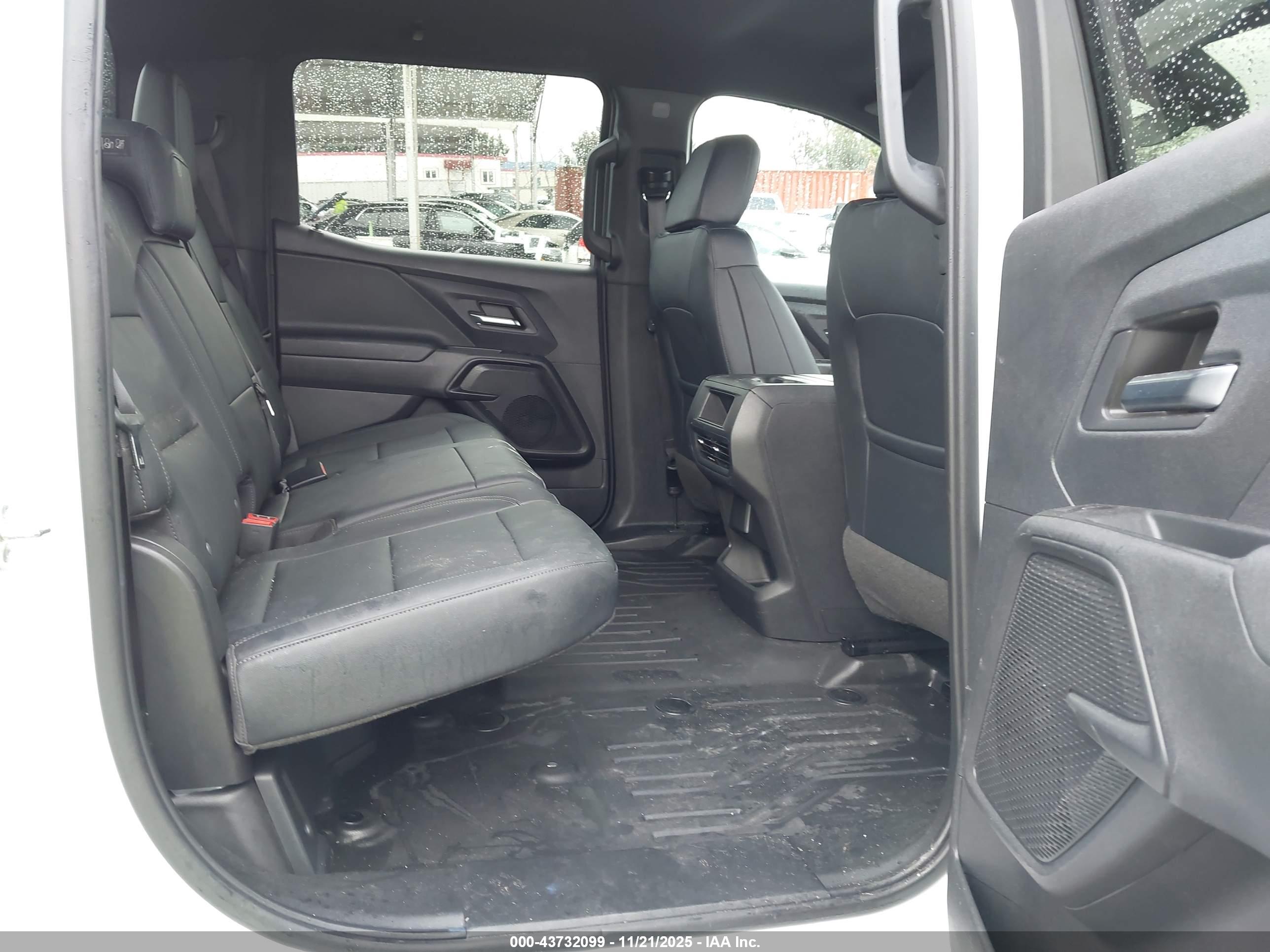 CHEVROLET SILVERADO image 8