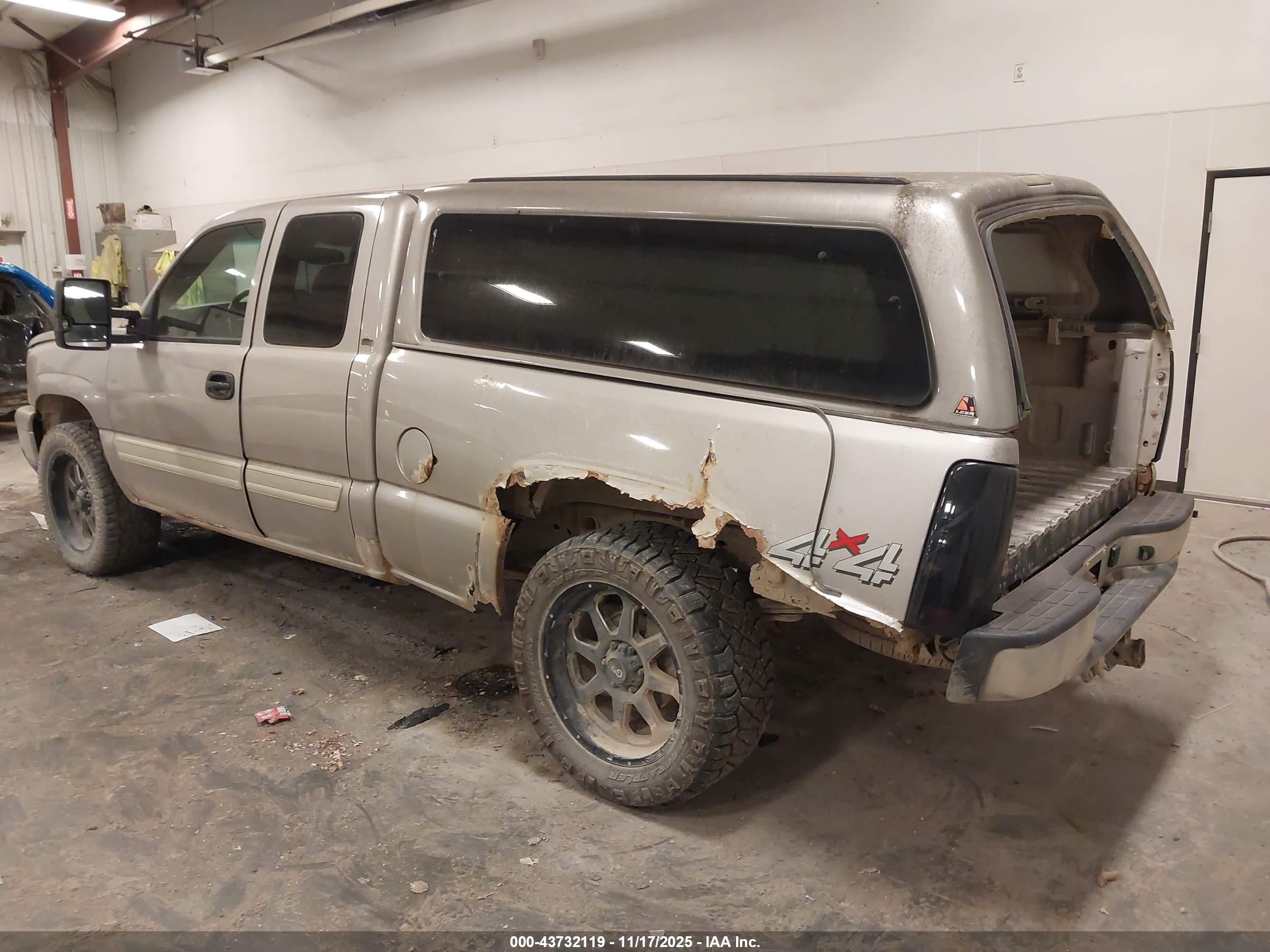 CHEVROLET SILVERADO image 3