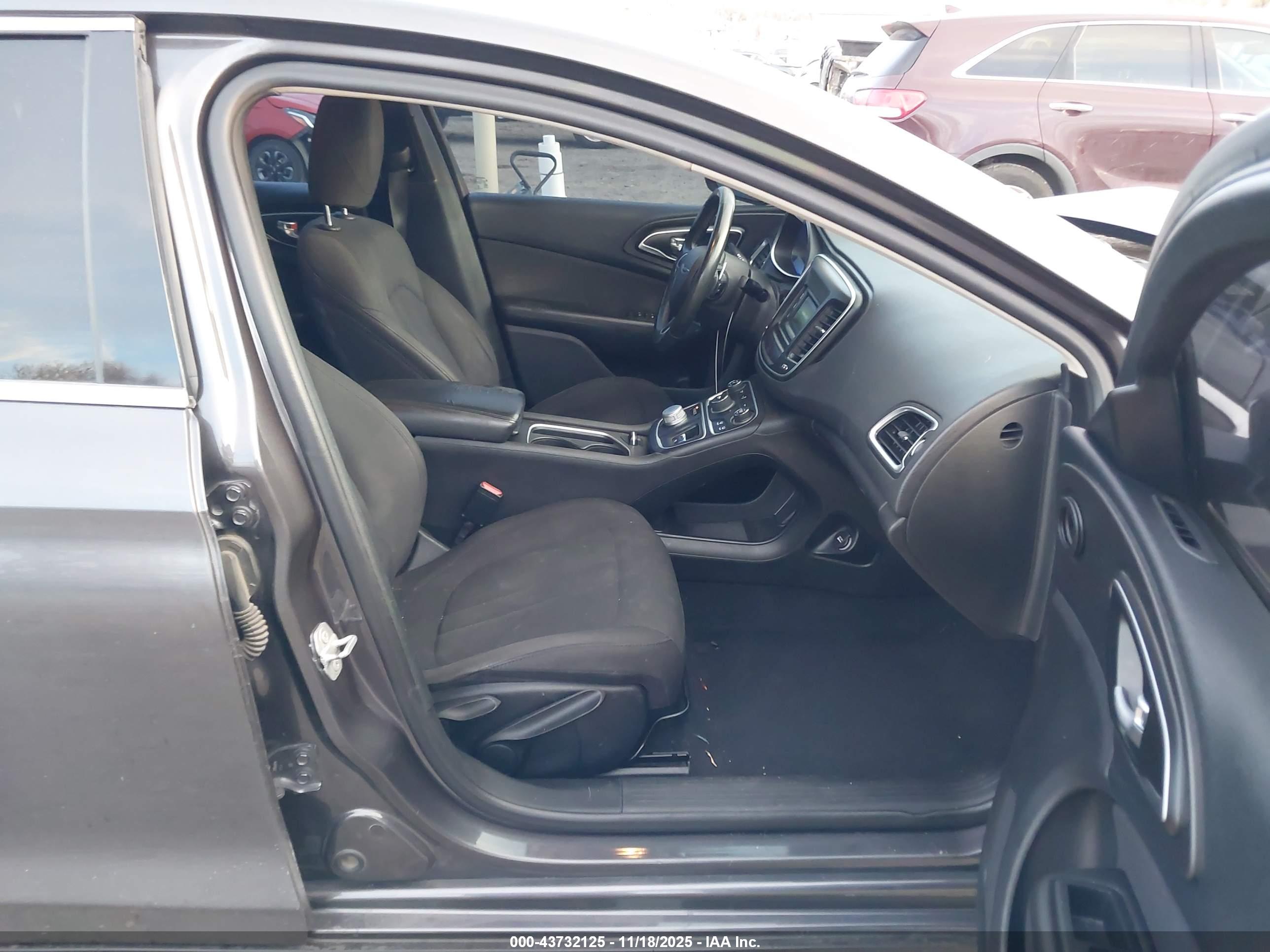 CHRYSLER 200 image 5
