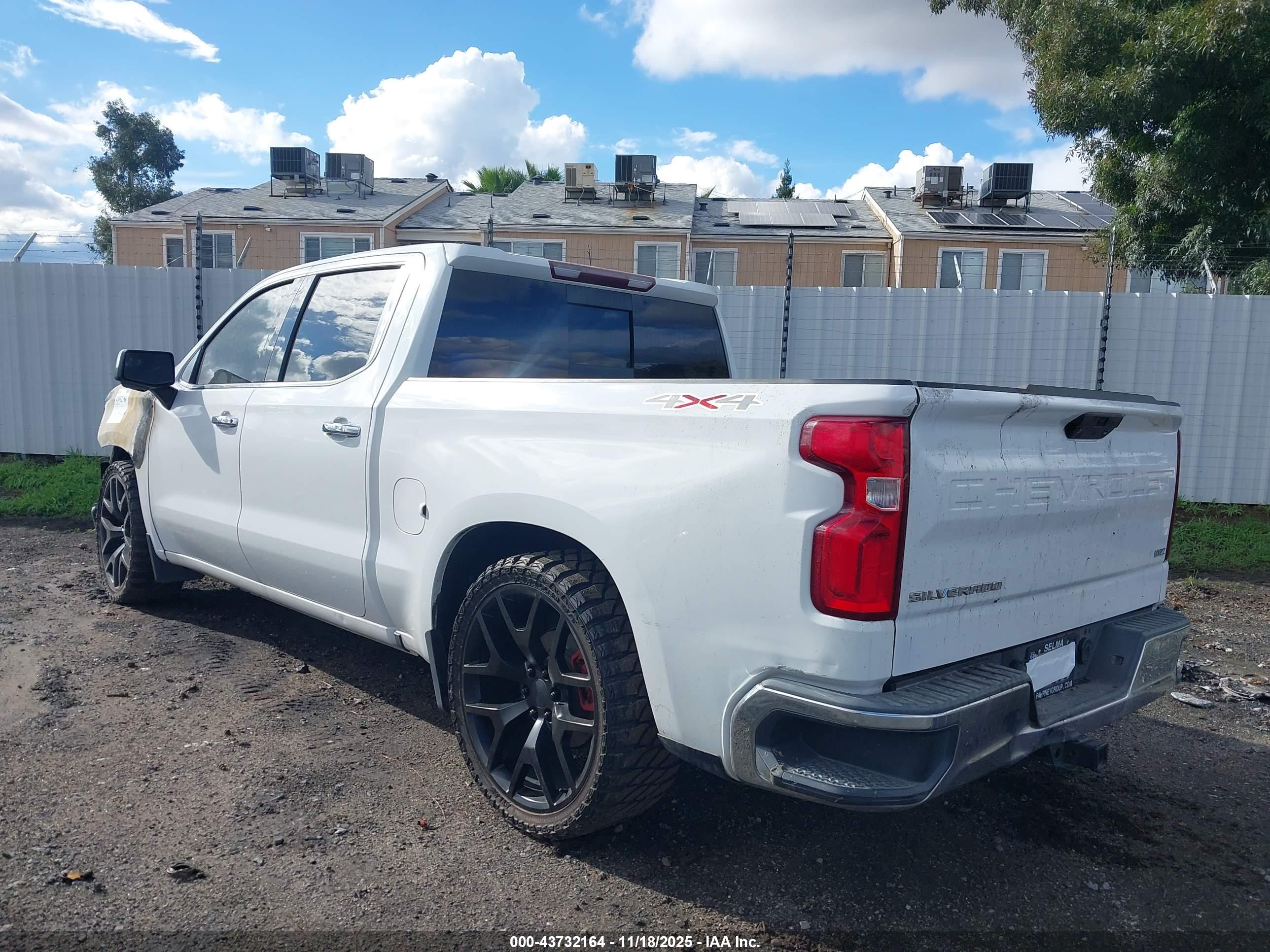 CHEVROLET SILVERADO image 3