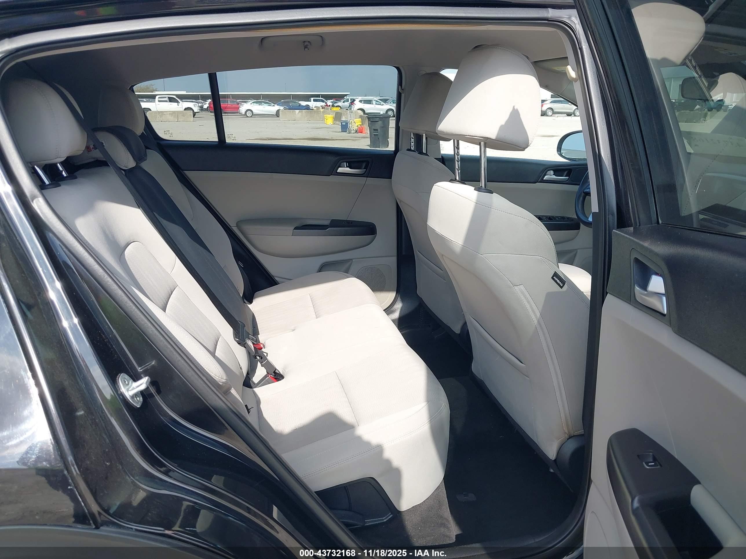 KIA SPORTAGE image 8