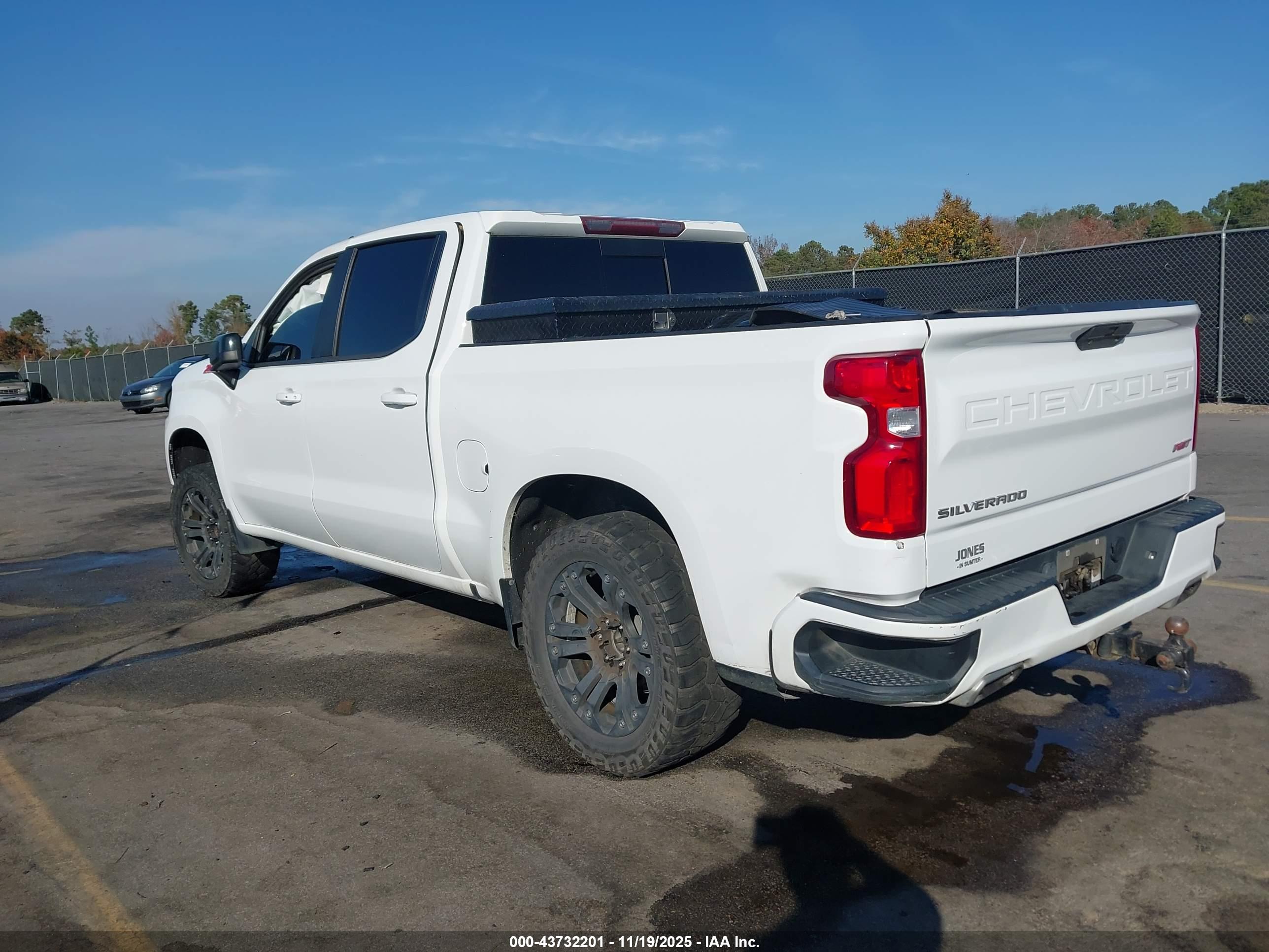 CHEVROLET SILVERADO image 3