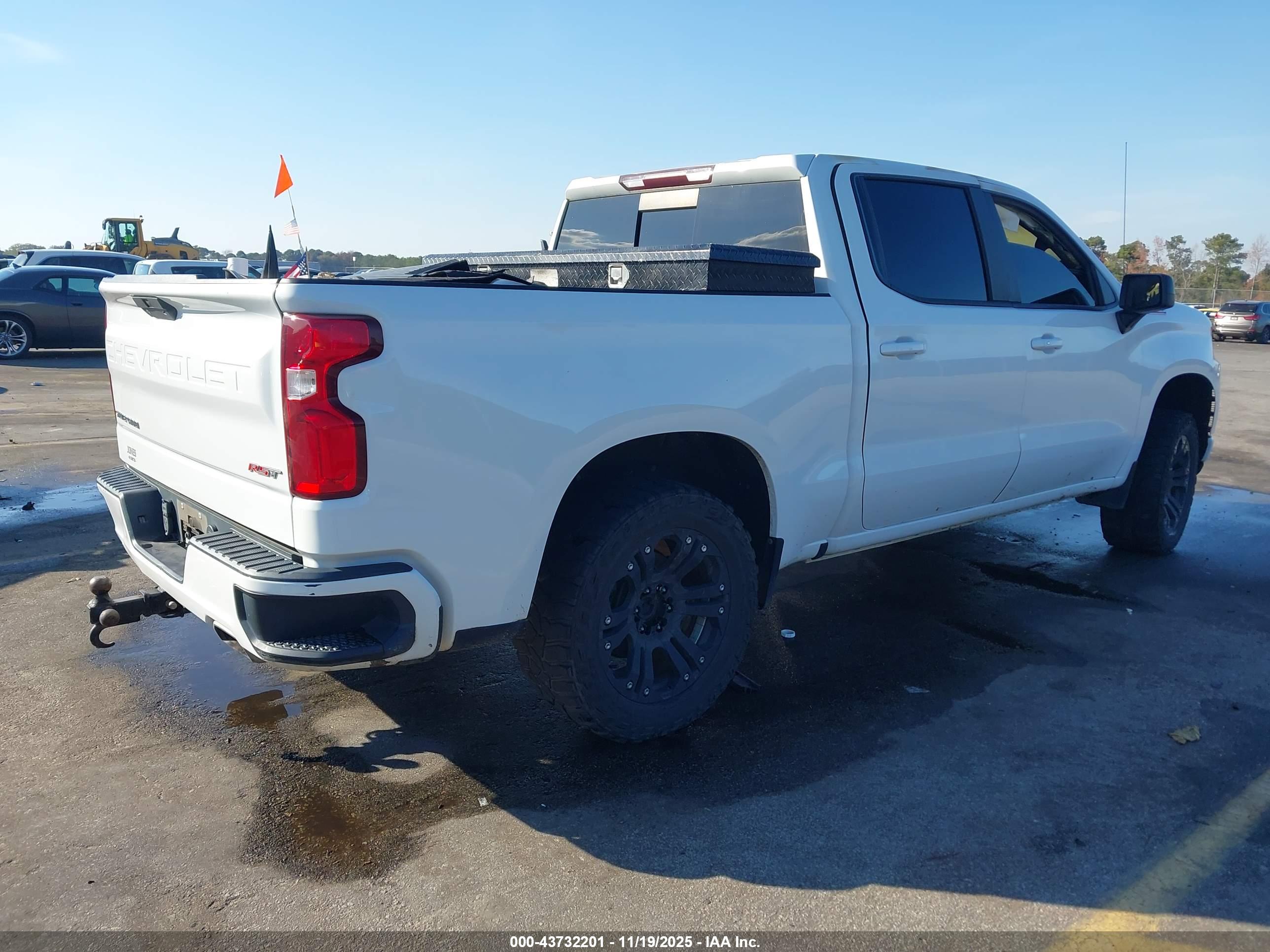 CHEVROLET SILVERADO image 4