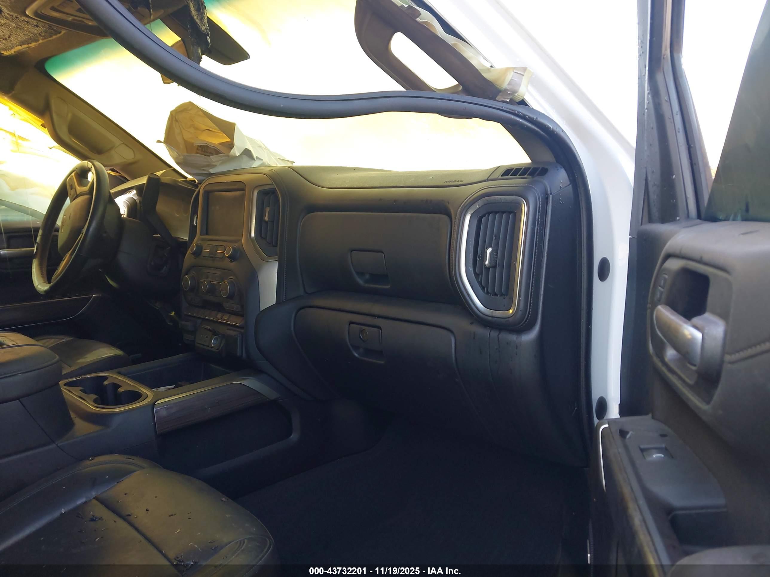 CHEVROLET SILVERADO image 5