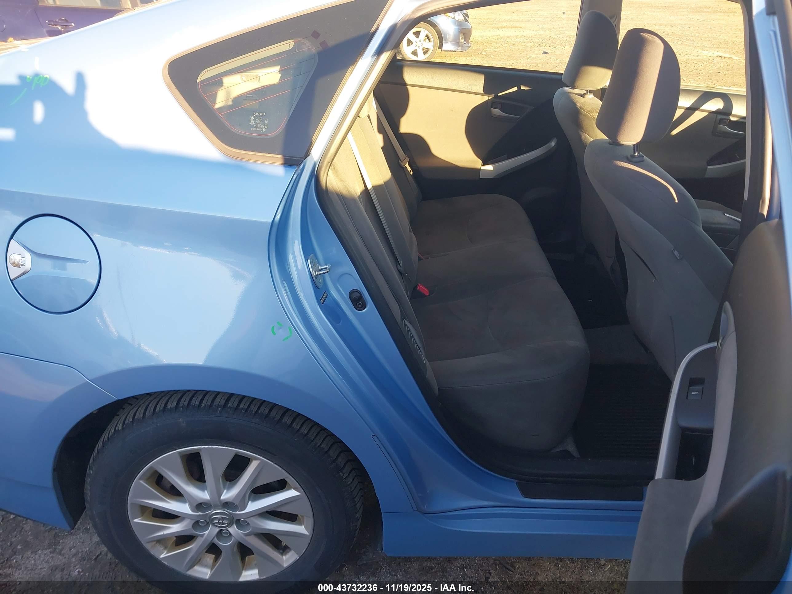 TOYOTA PRIUS image 8