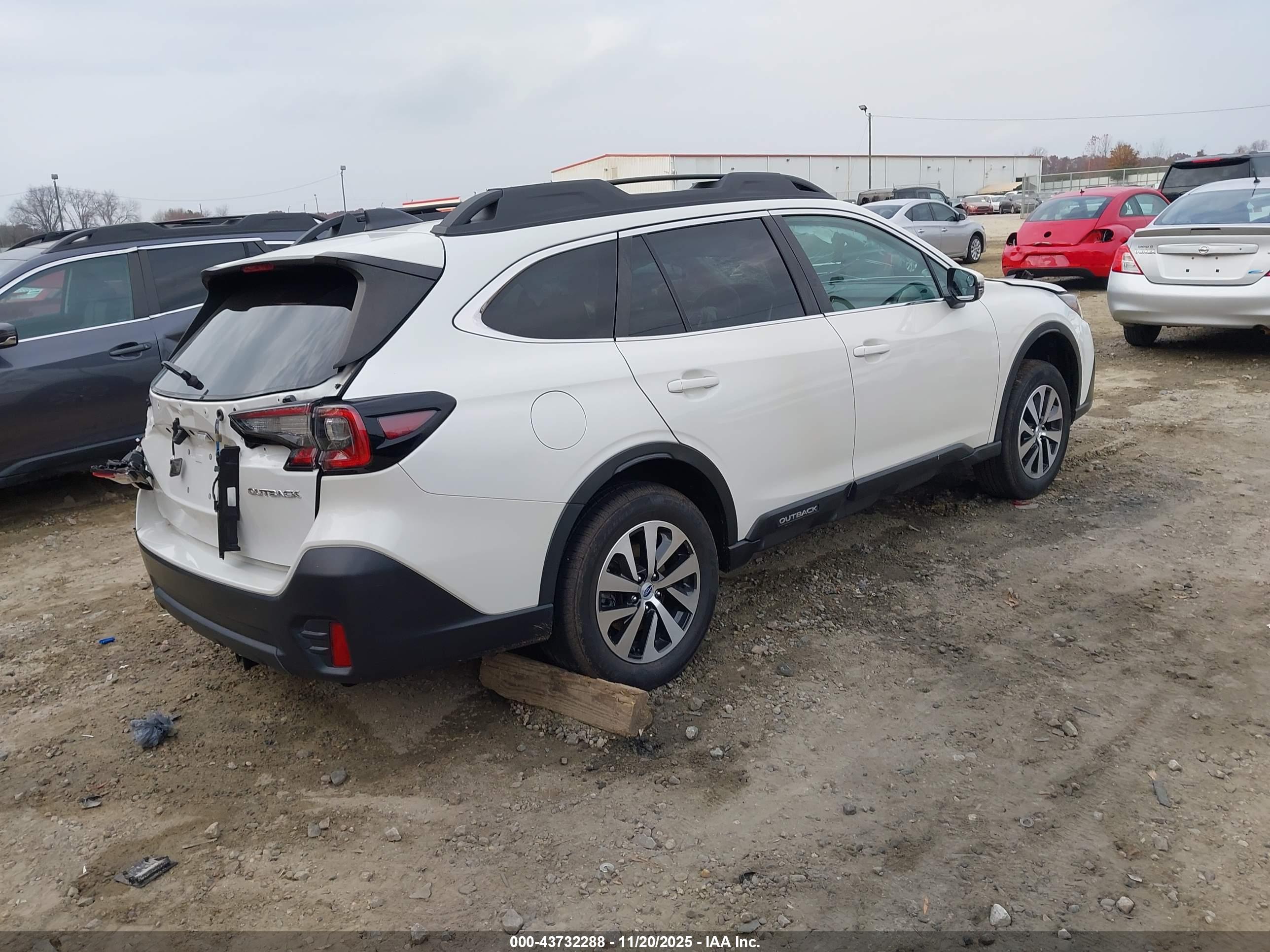 SUBARU OUTBACK image 4