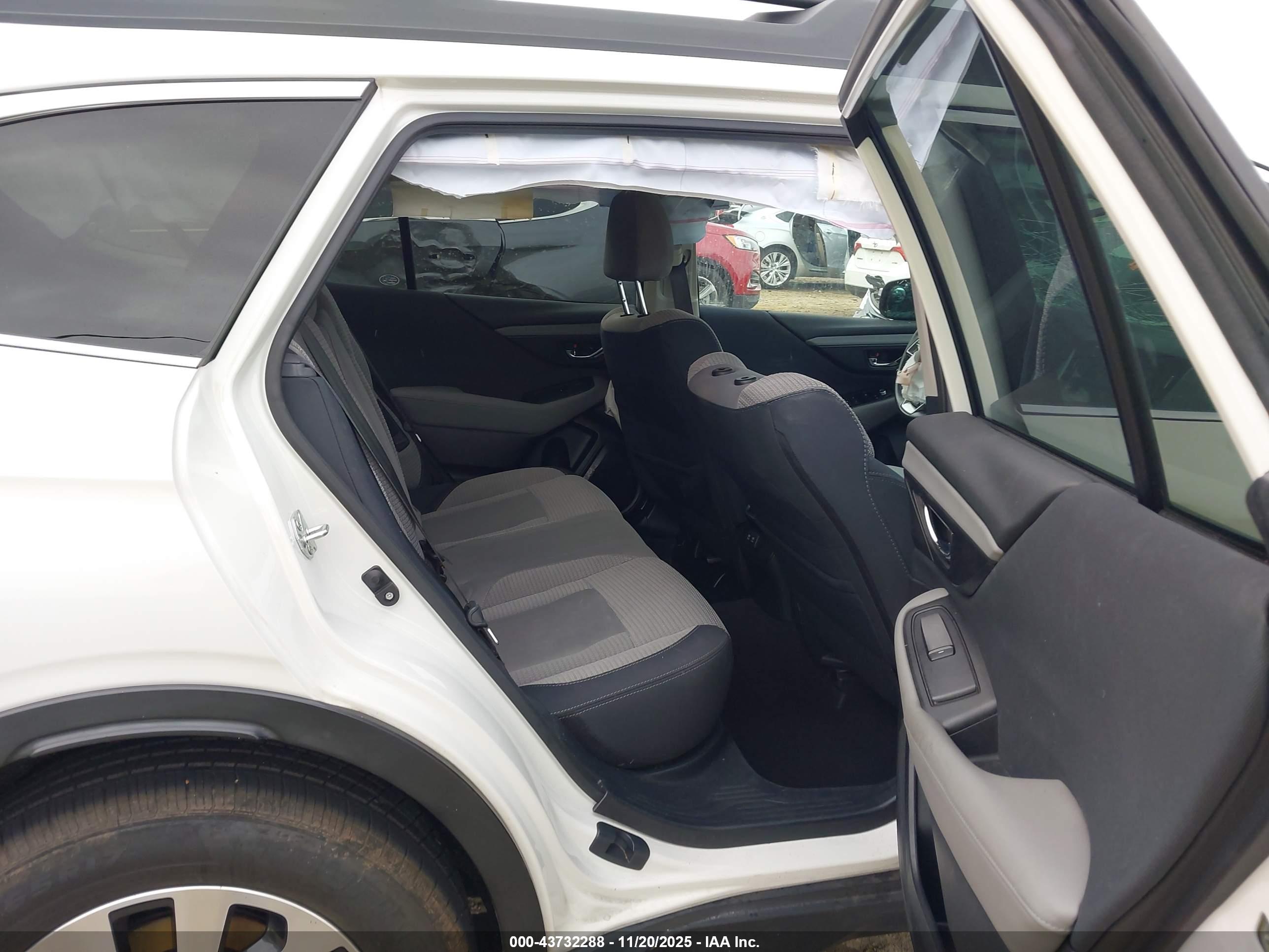 SUBARU OUTBACK image 8