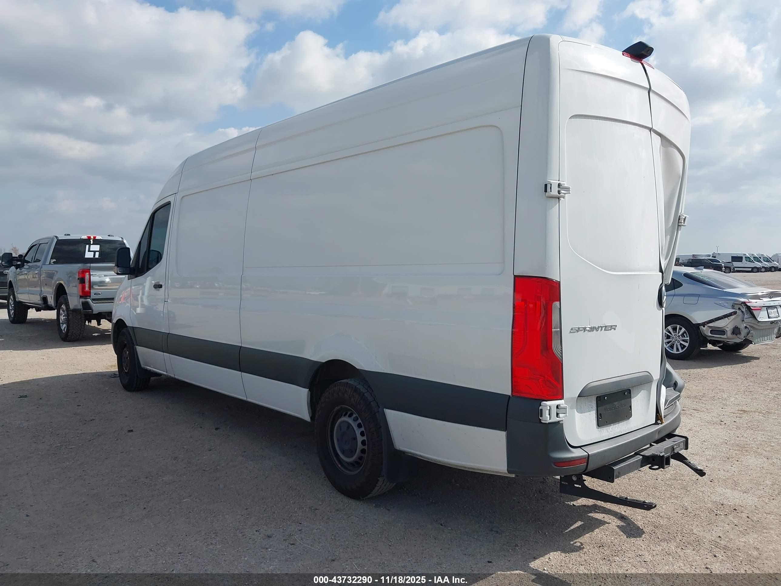 MERCEDES-BENZ SPRINTER image 3