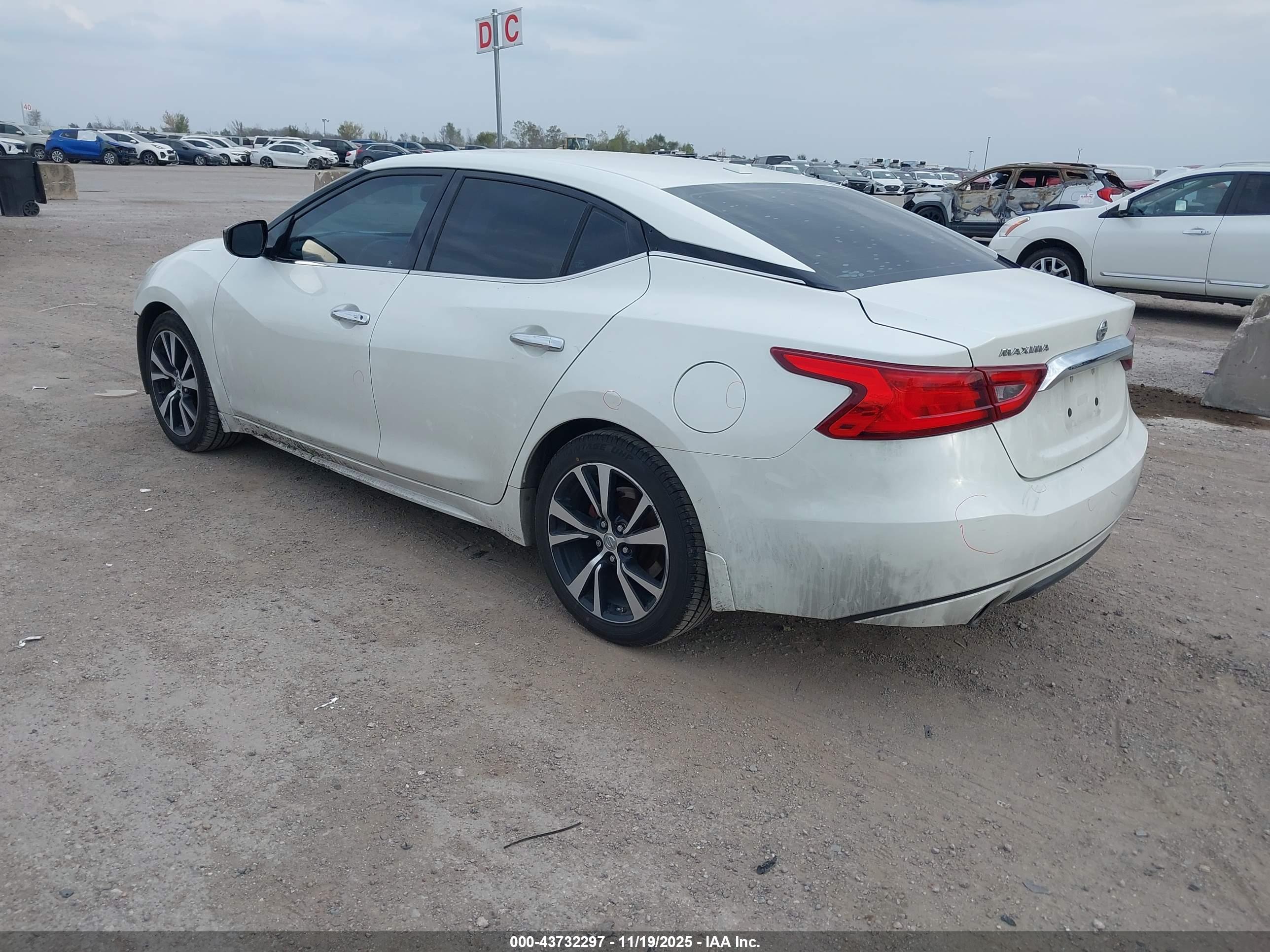 NISSAN MAXIMA image 3