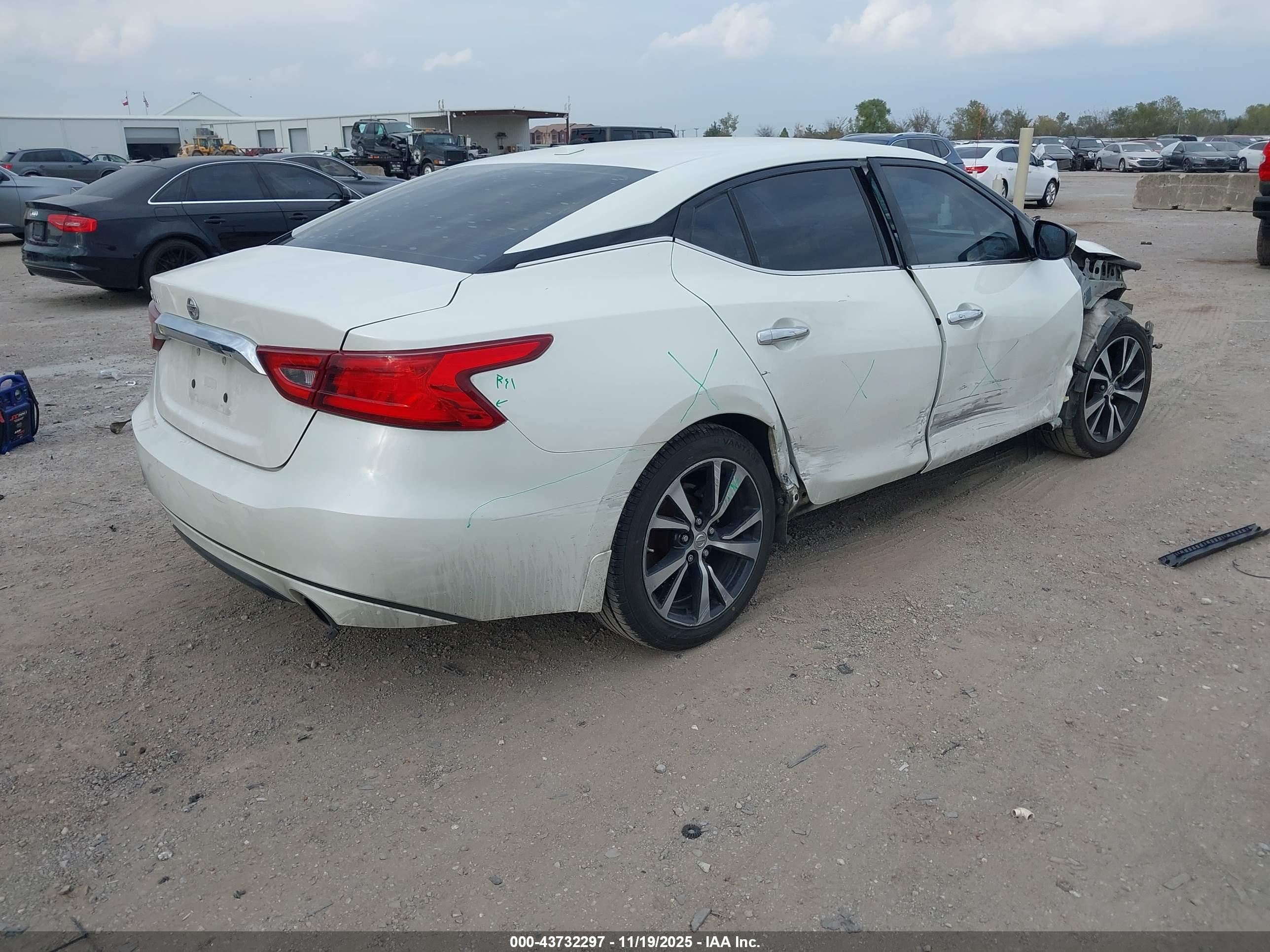 NISSAN MAXIMA image 4
