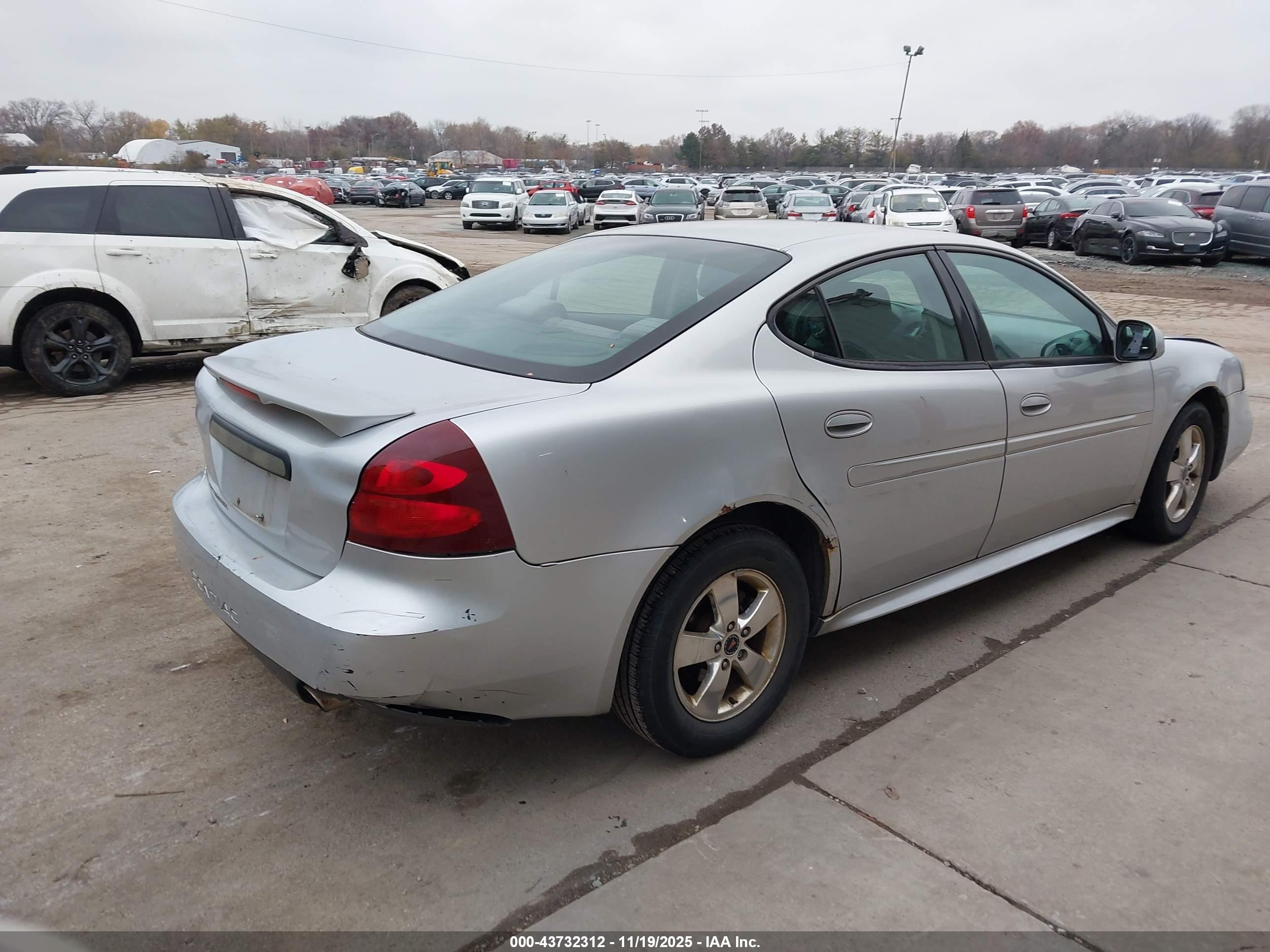 PONTIAC GRAND image 4