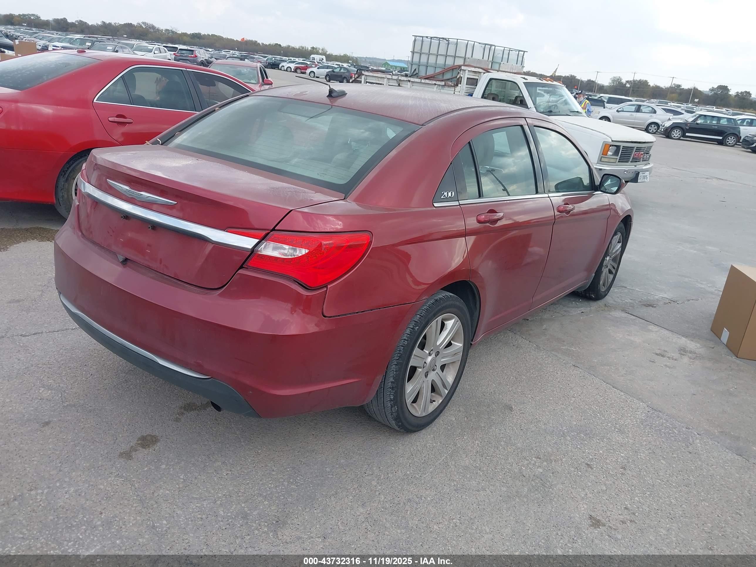 CHRYSLER 200 image 4