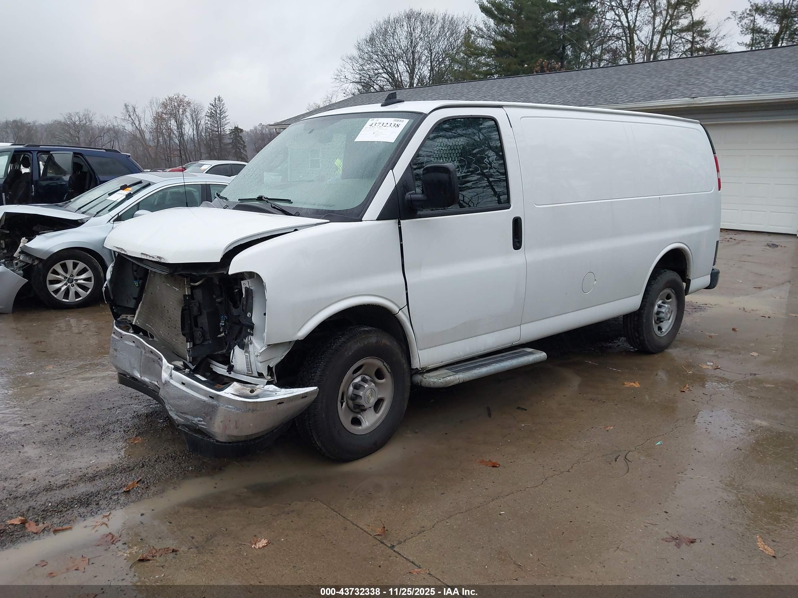 CHEVROLET EXPRESS image 2